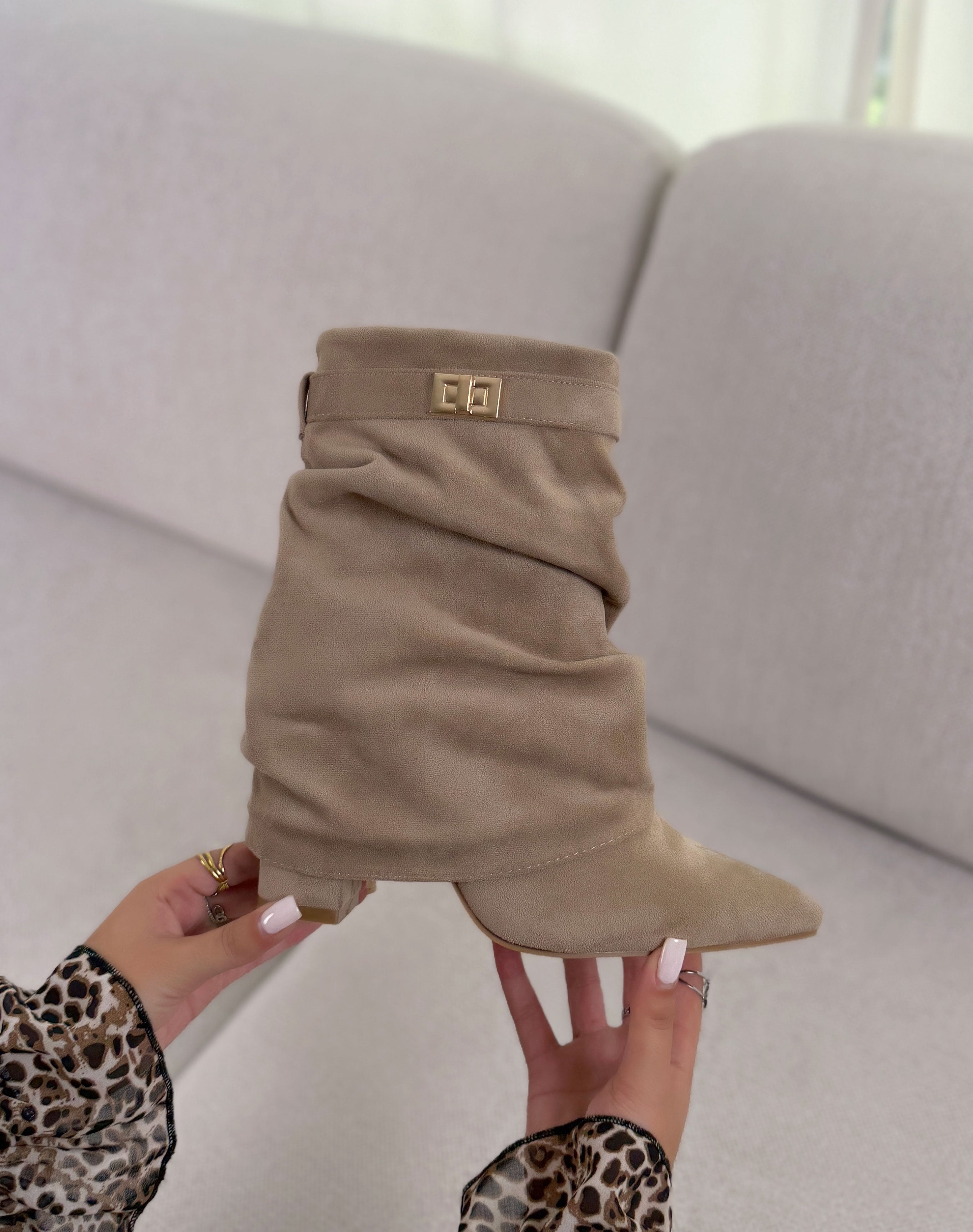 Bottines femme beige élégantes en suédine plissée à talon haut