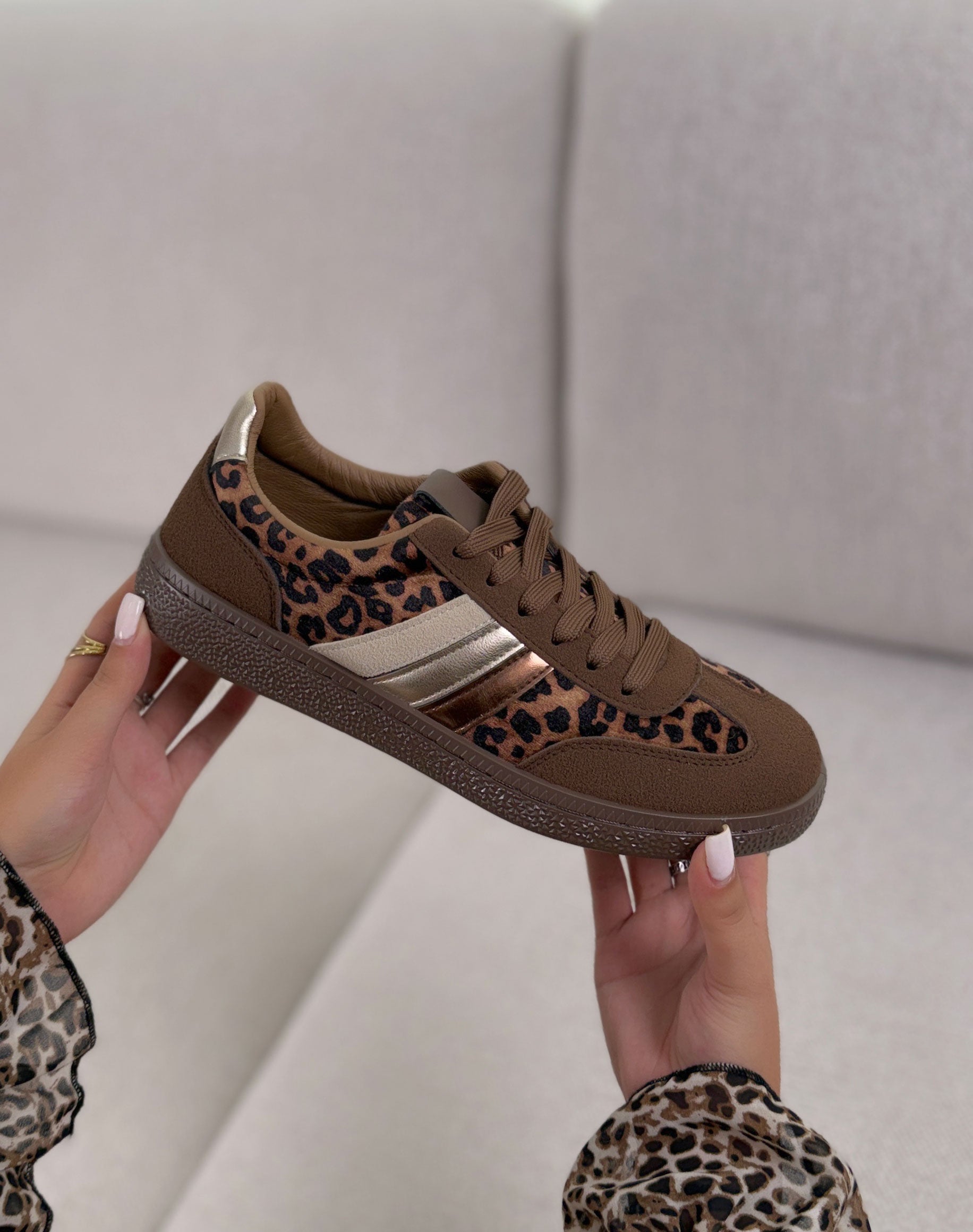 Basket femme marron tendance à imprimé léopard et bandes dorées