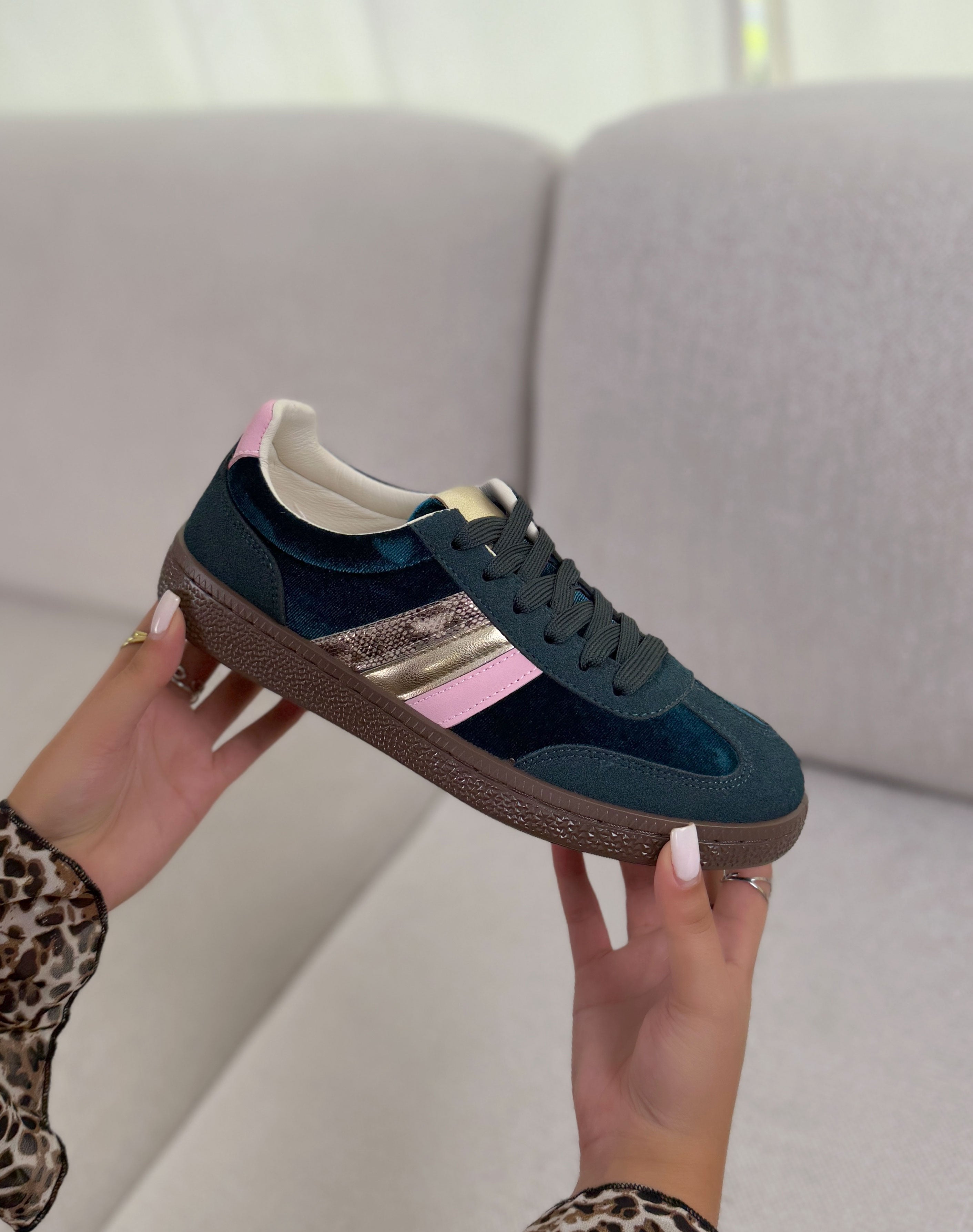 Basket femme verte tendance en suédine à bandes roses et dorées