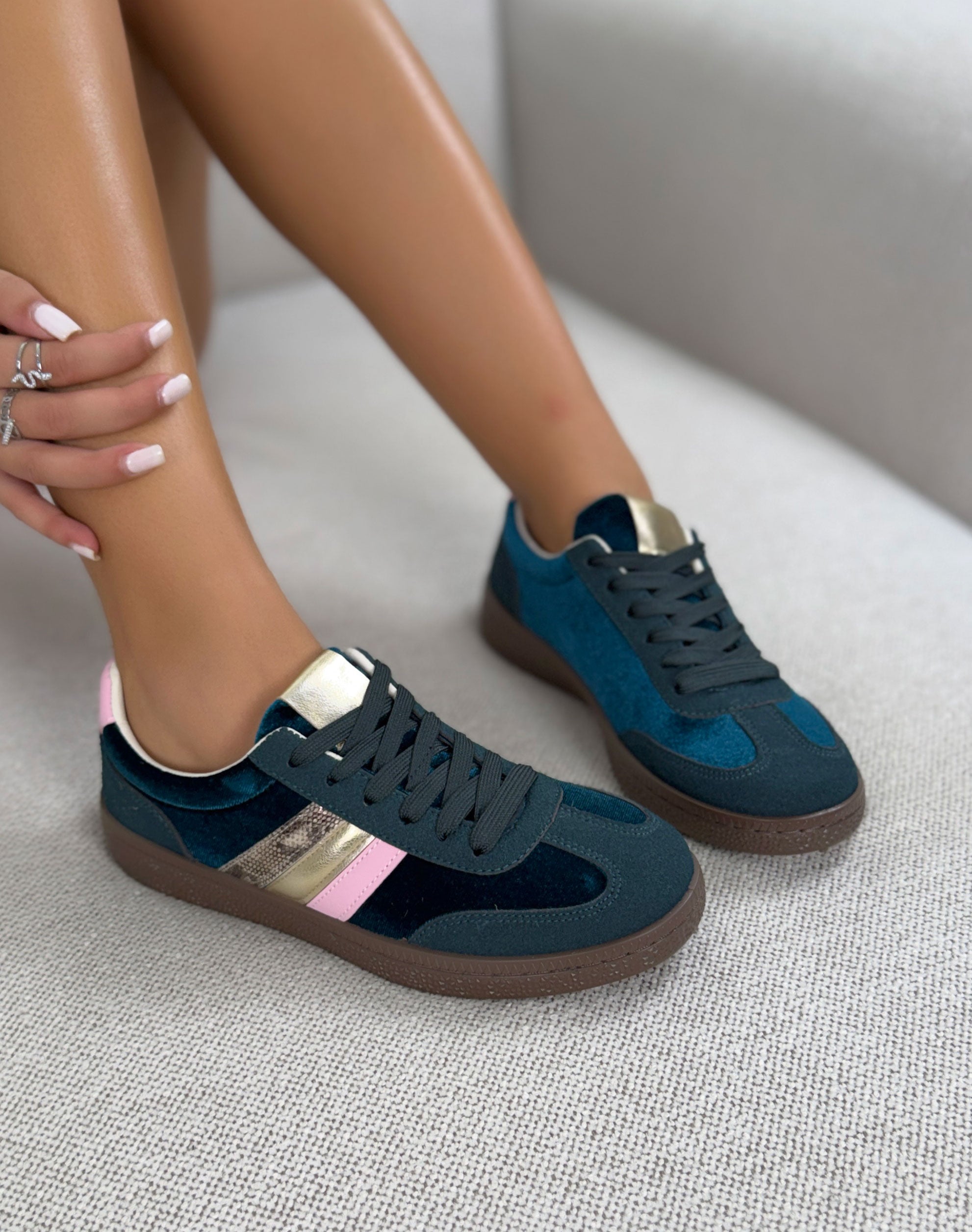 Basket femme verte tendance en suédine à bandes roses et dorées