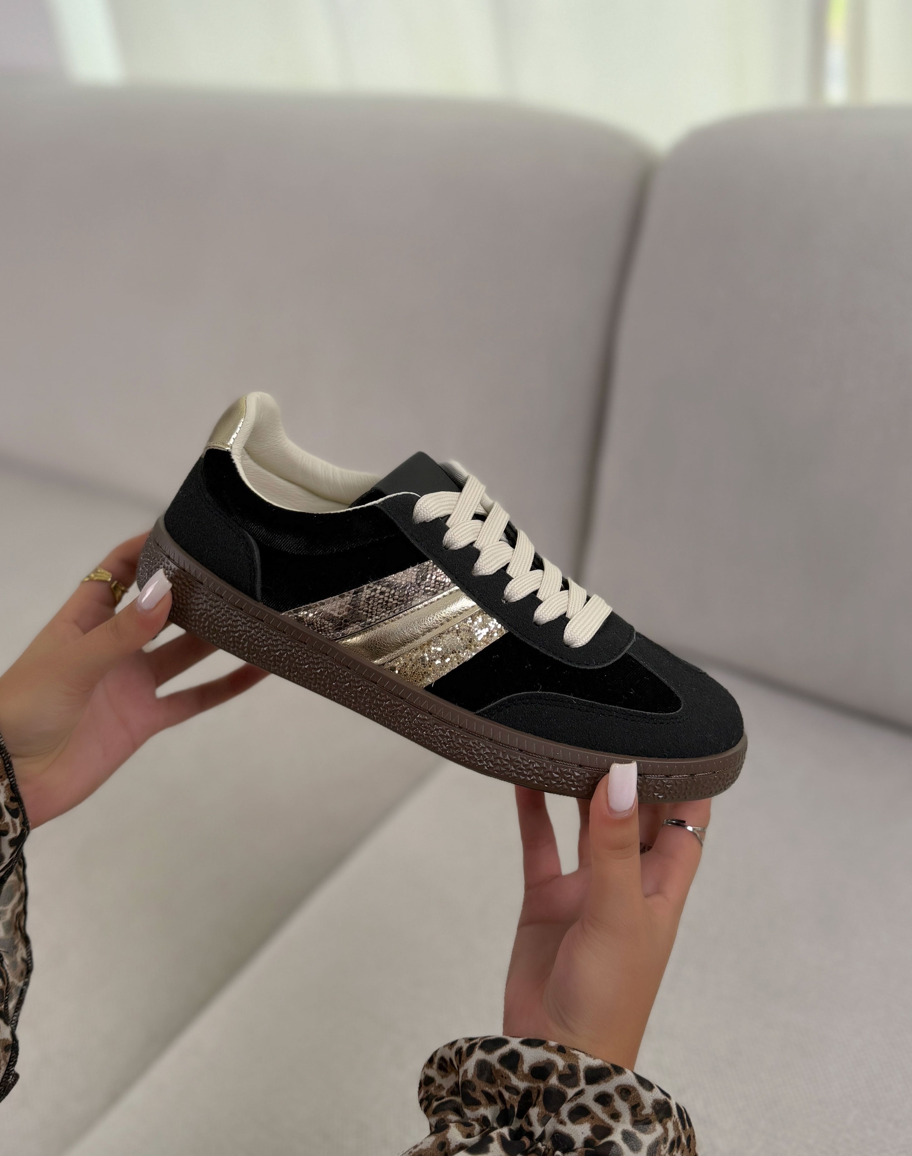 Basket femme noire tendance à bandes dorées, pailletées et effet serpent