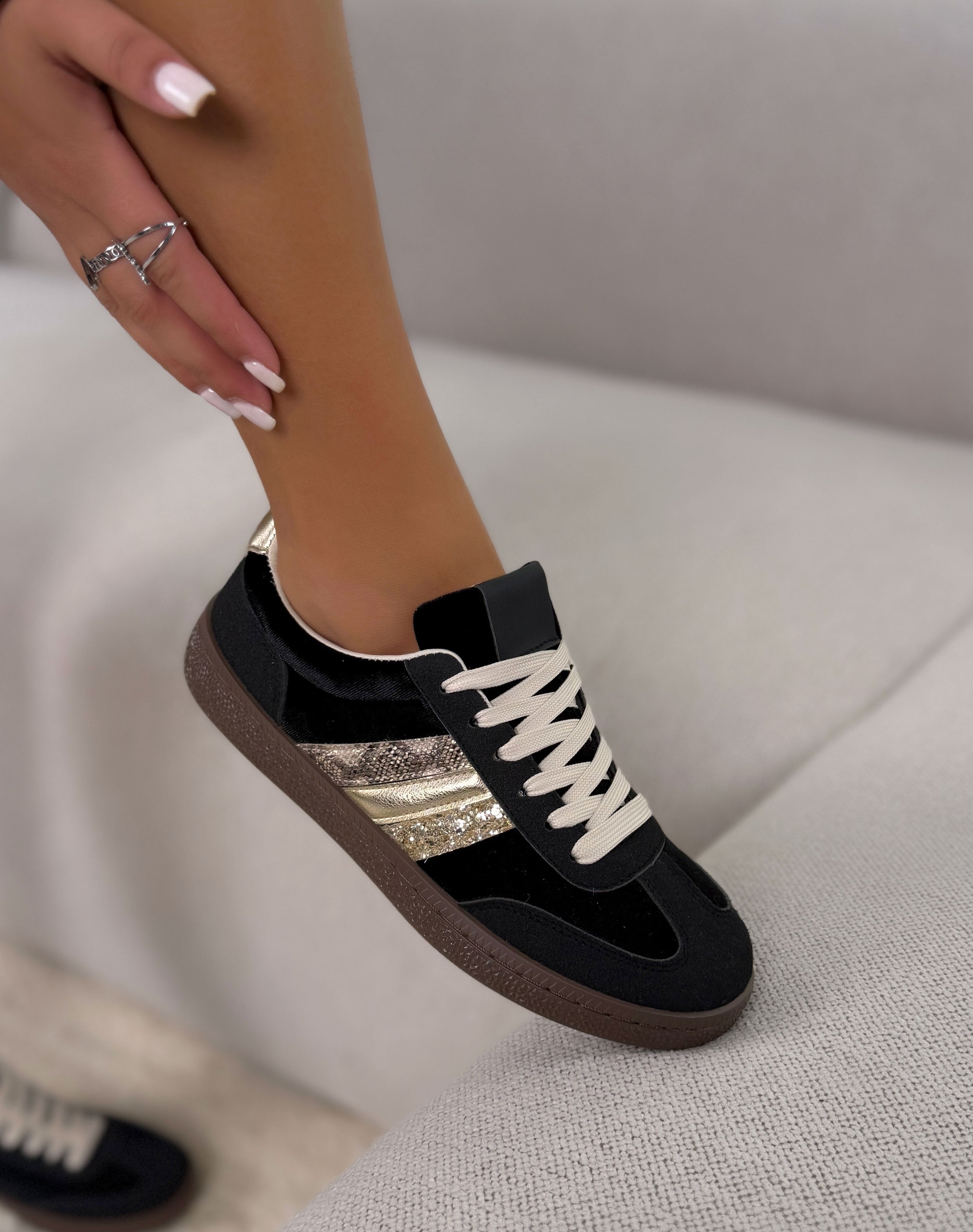 Basket femme noire tendance à bandes dorées, pailletées et effet serpent