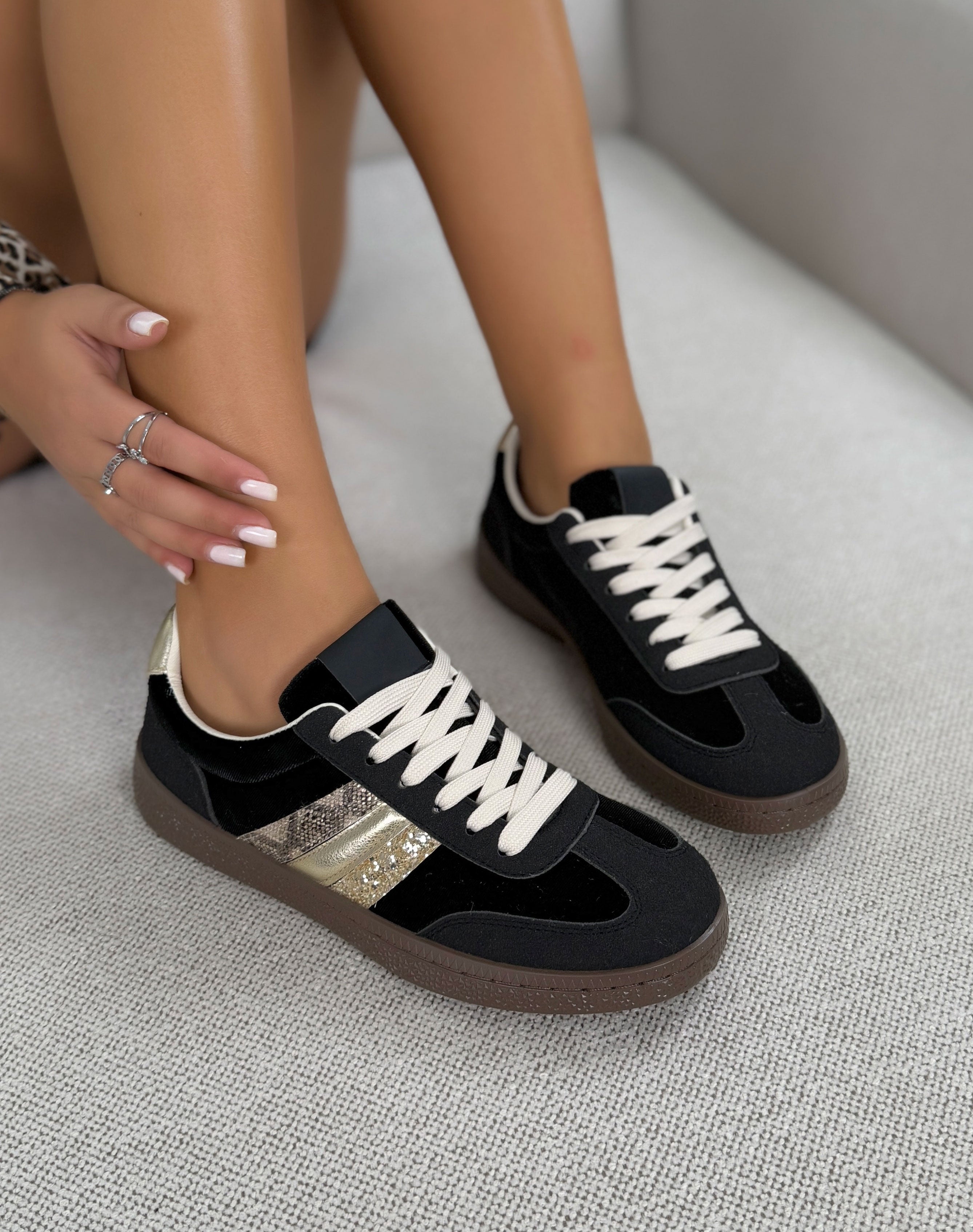 Basket femme noire tendance à bandes dorées, pailletées et effet serpent