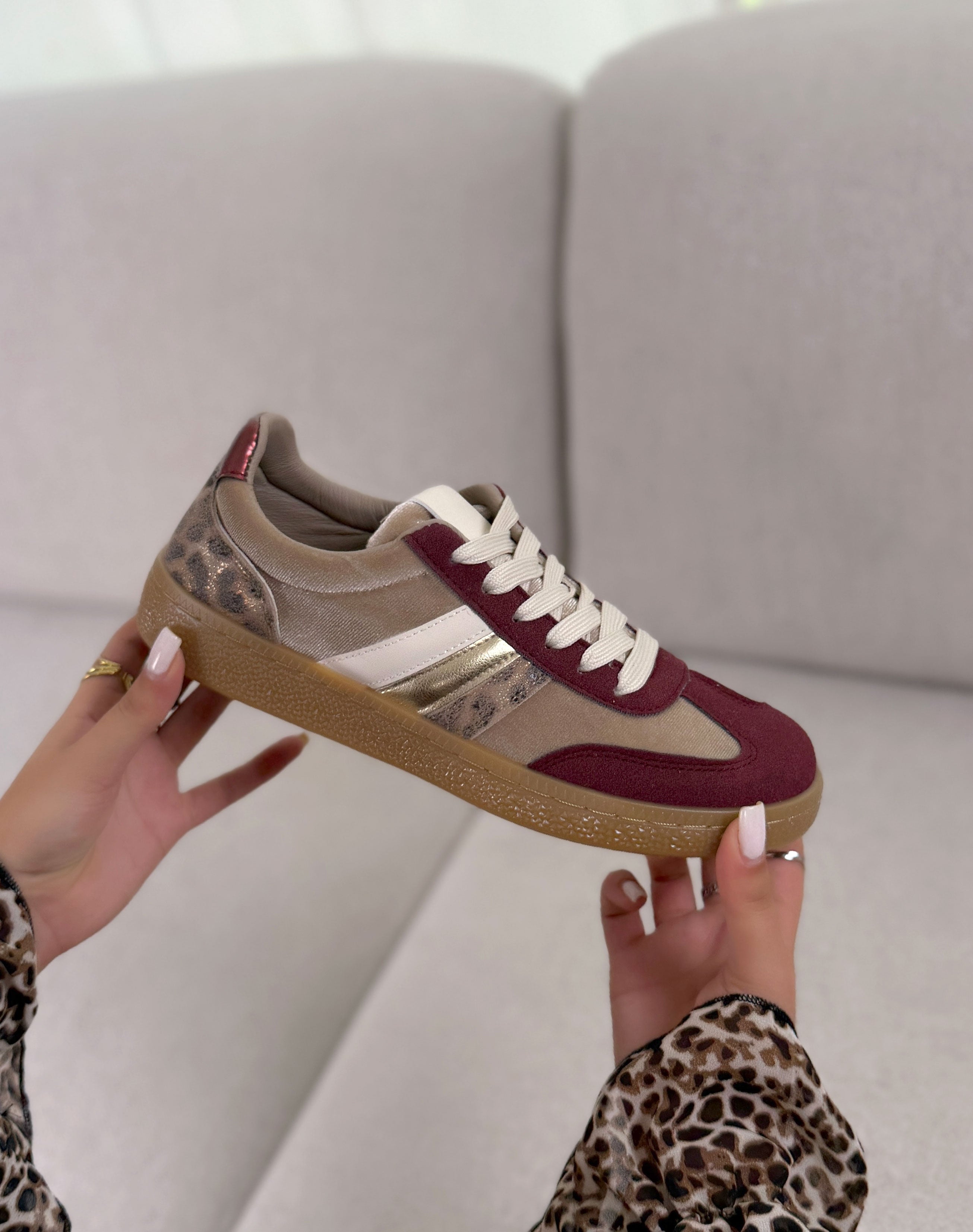 Basket femme bordeaux et beige tendance à bandes dorées effet animal