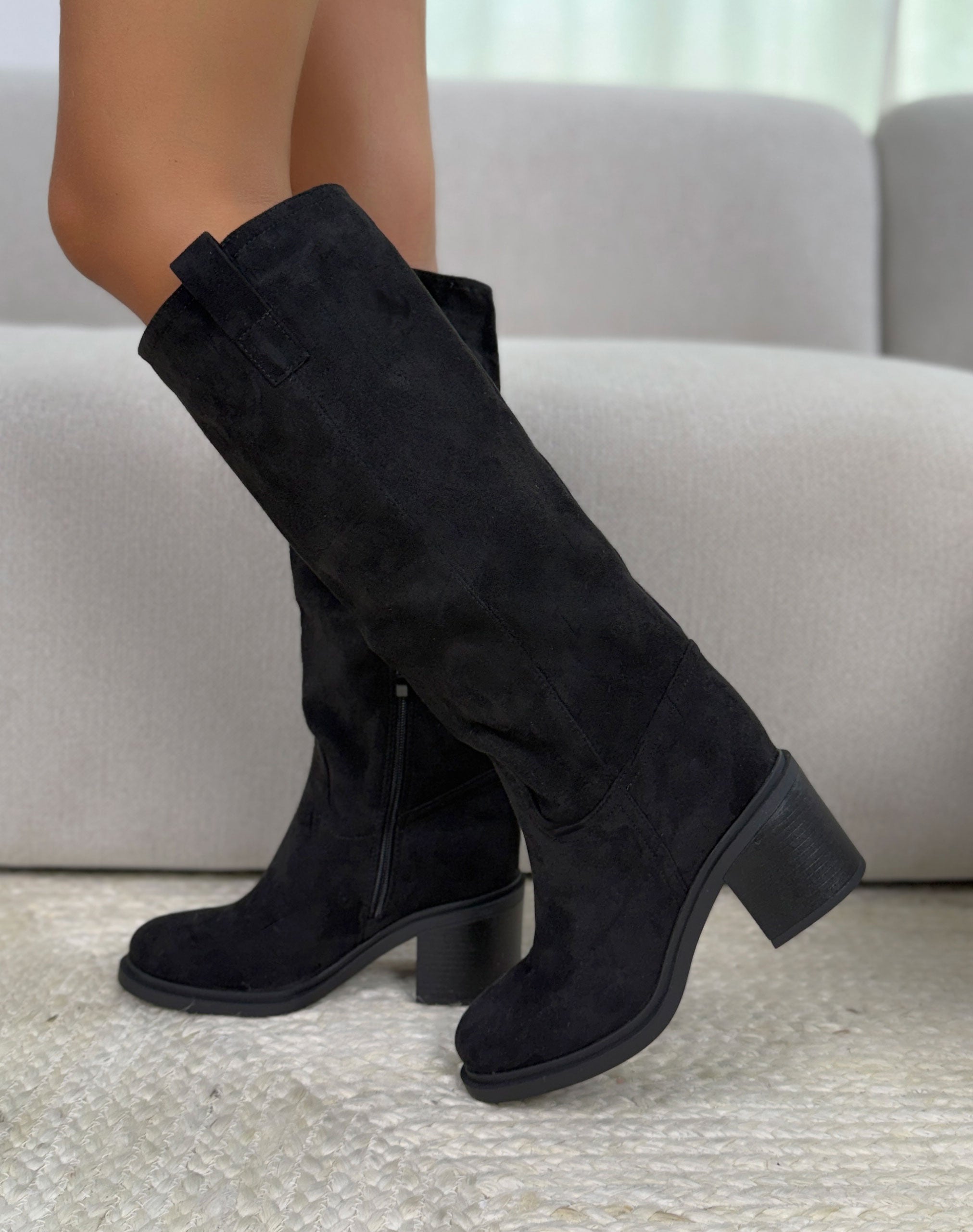 Bottes femme noires élégantes en suédine à talon épais