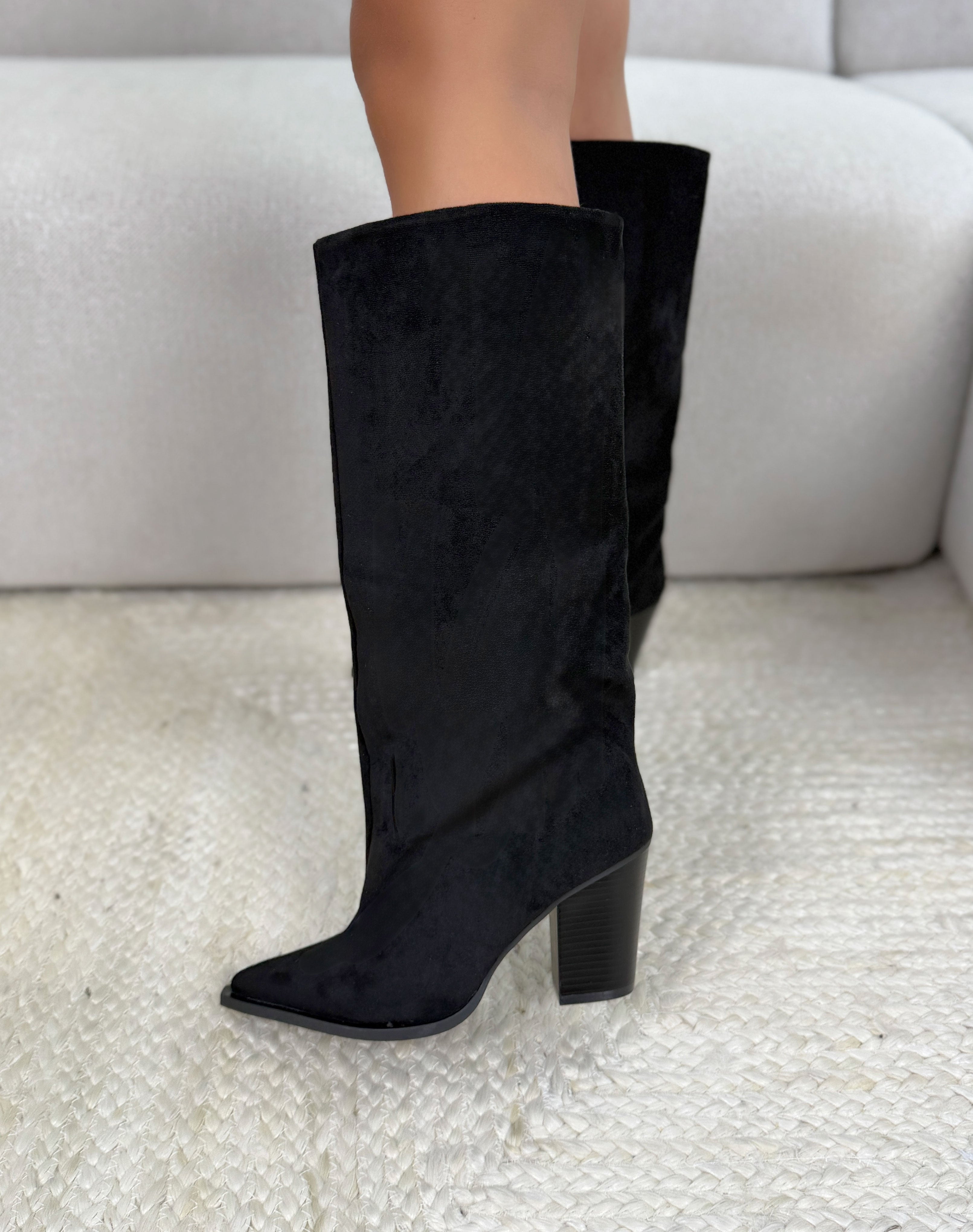 Bottes femme noires tendance en suédine à tige large et bout pointu