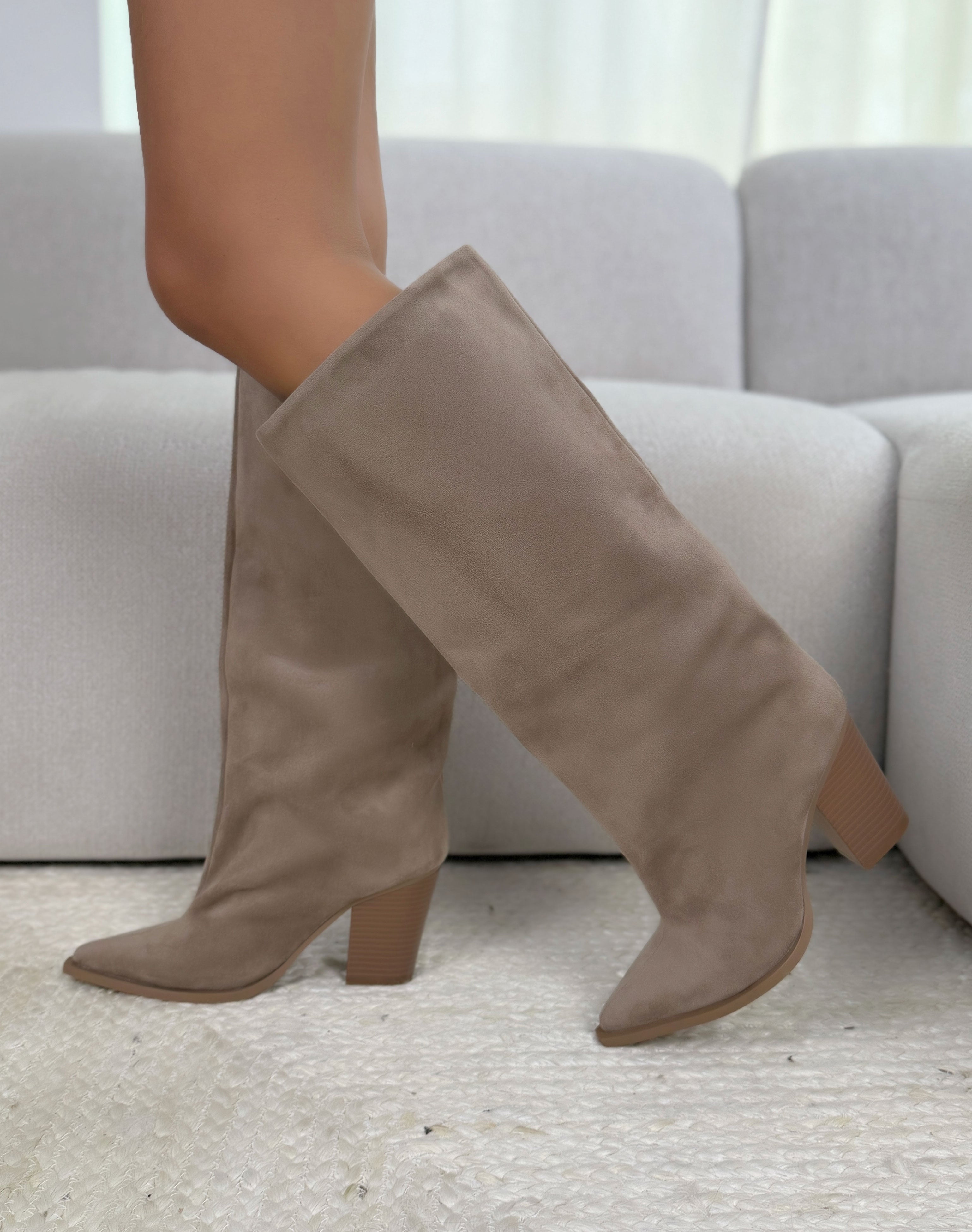 Bottes femme beige tendance en suédine à tige large et bout pointu