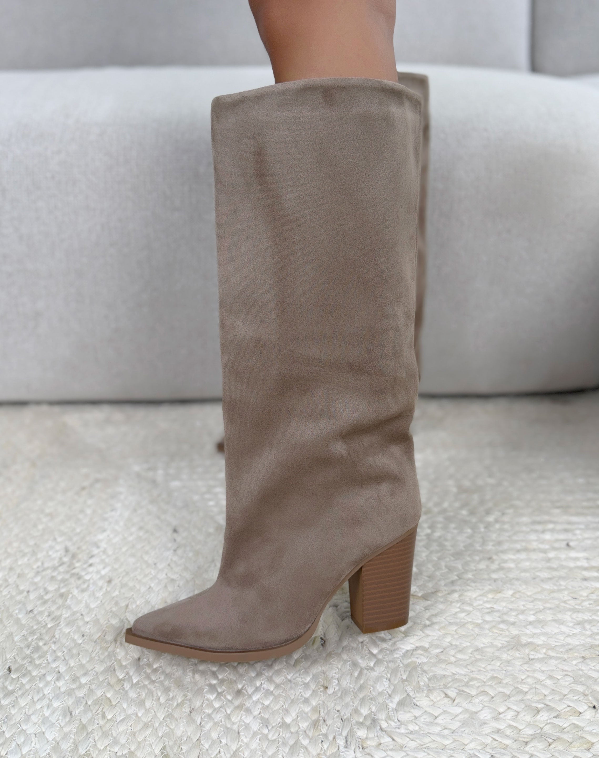 Bottes femme beige tendance en suédine à tige large et bout pointu