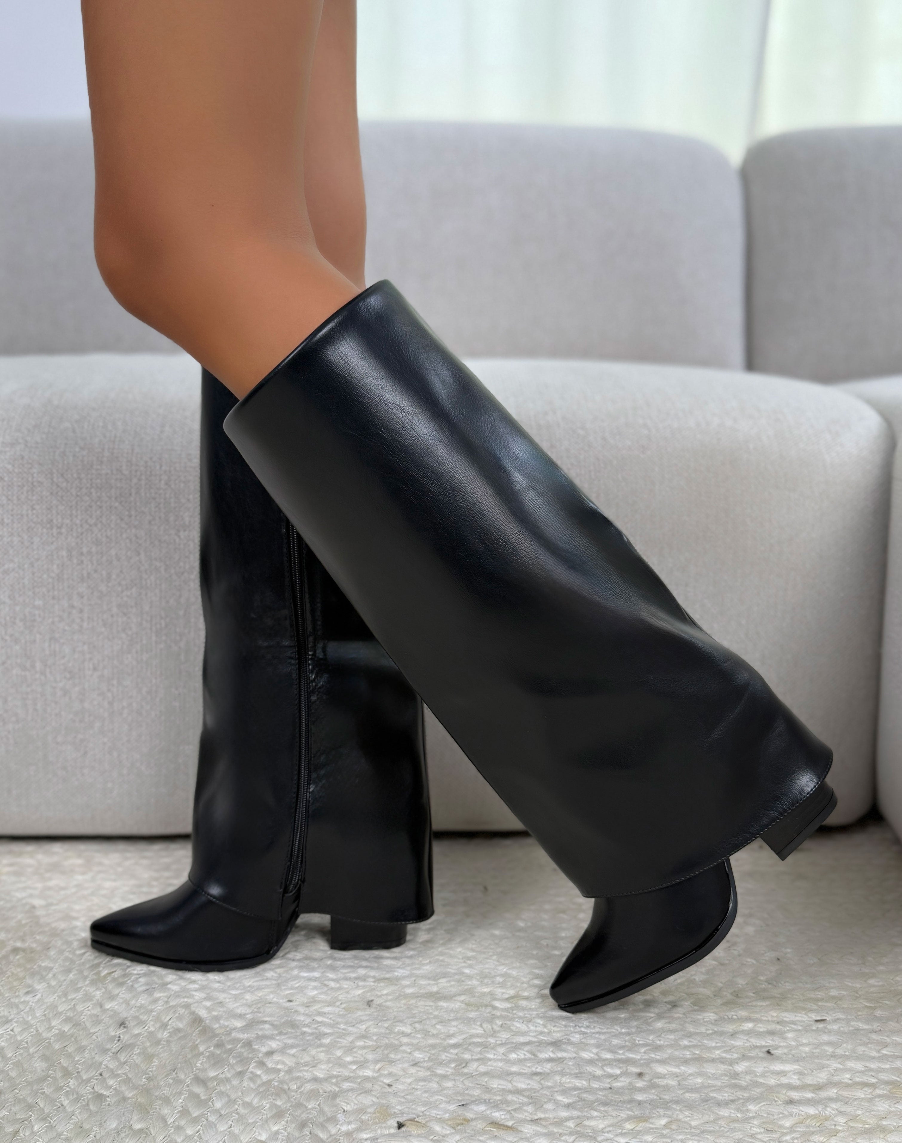 Bottes femme noires tendance à revers avec bout pointu et talon épais