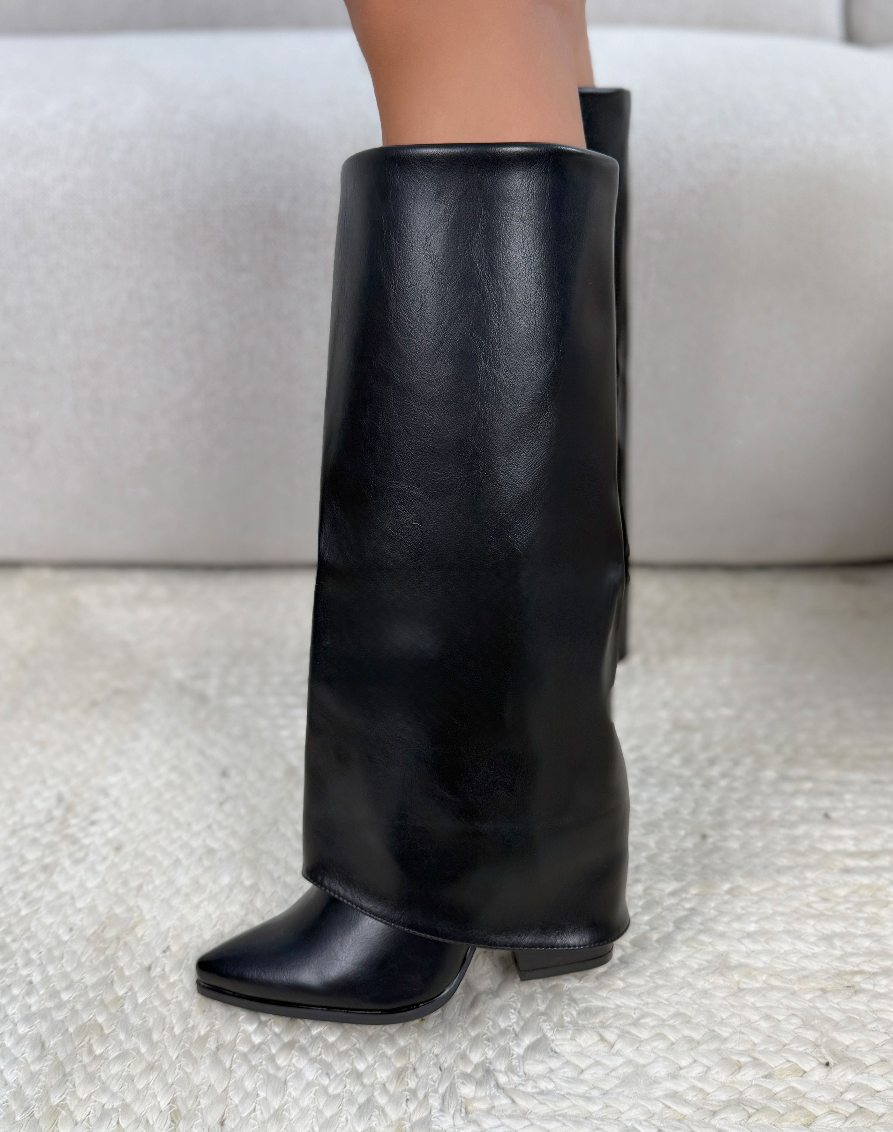 Bottes femme noires tendance à revers avec bout pointu et talon épais