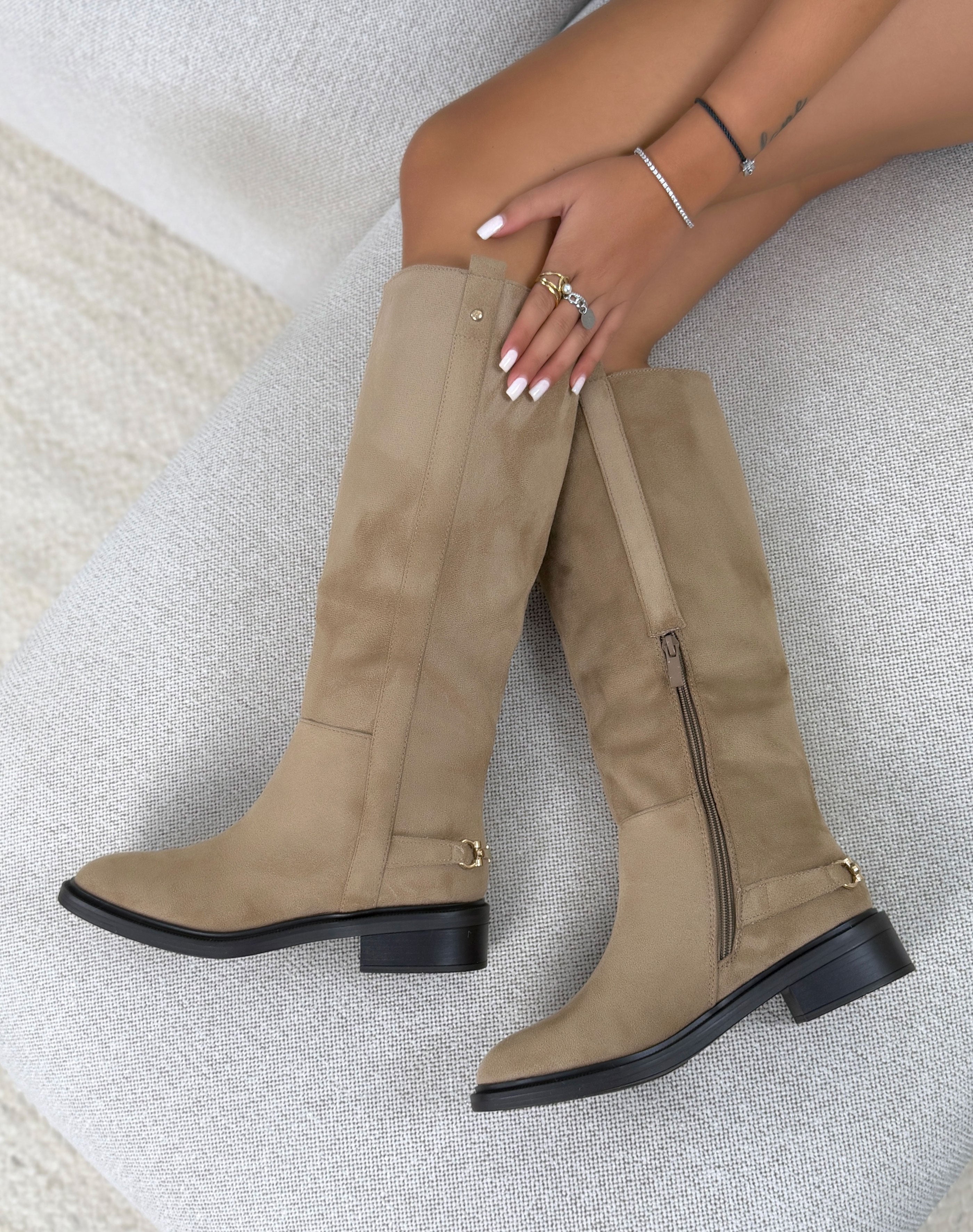 Bottes femme beige élégantes en suédine à petit talon et boucle dorée