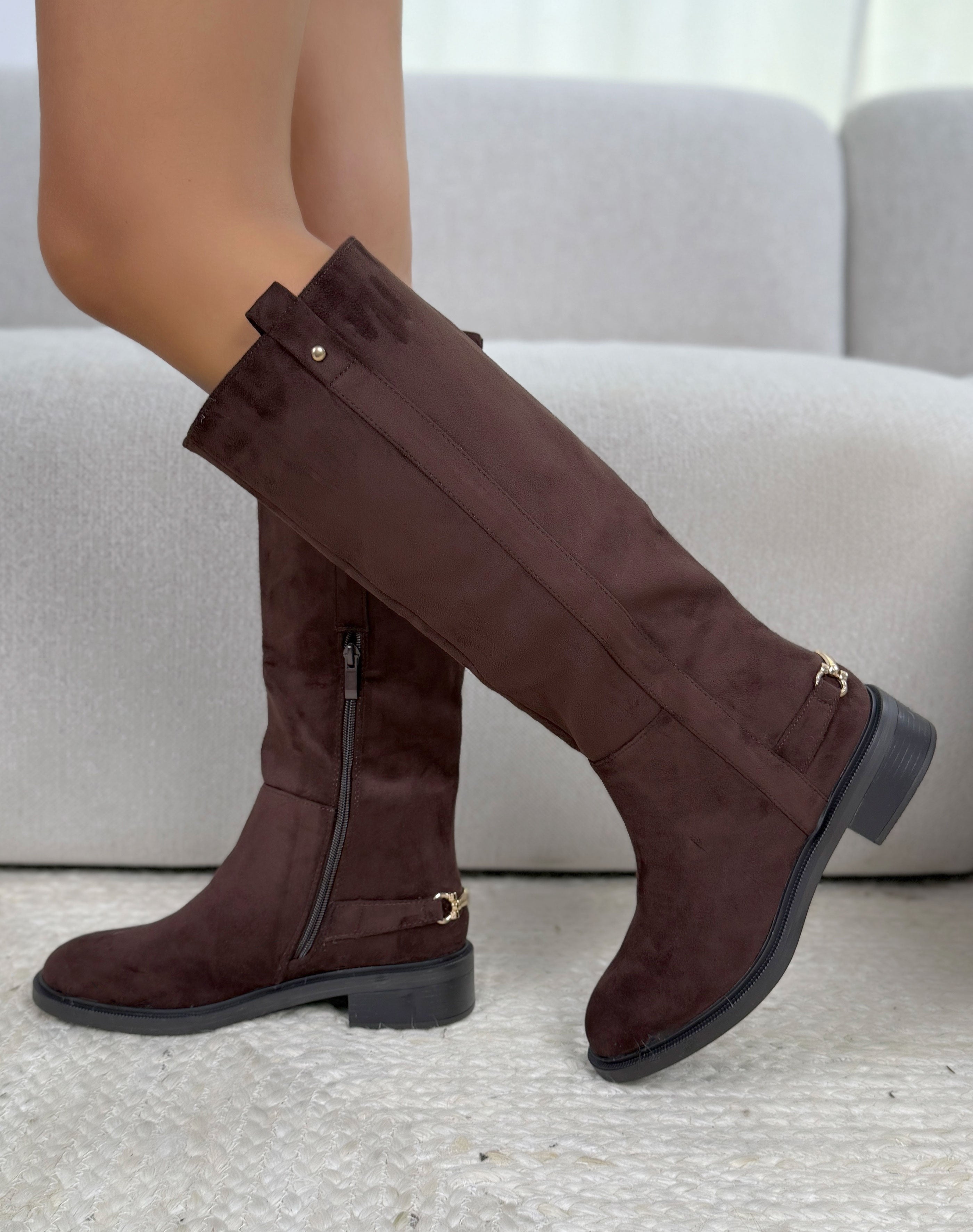 Bottes femme marron élégantes en suédine à petit talon et boucle dorée
