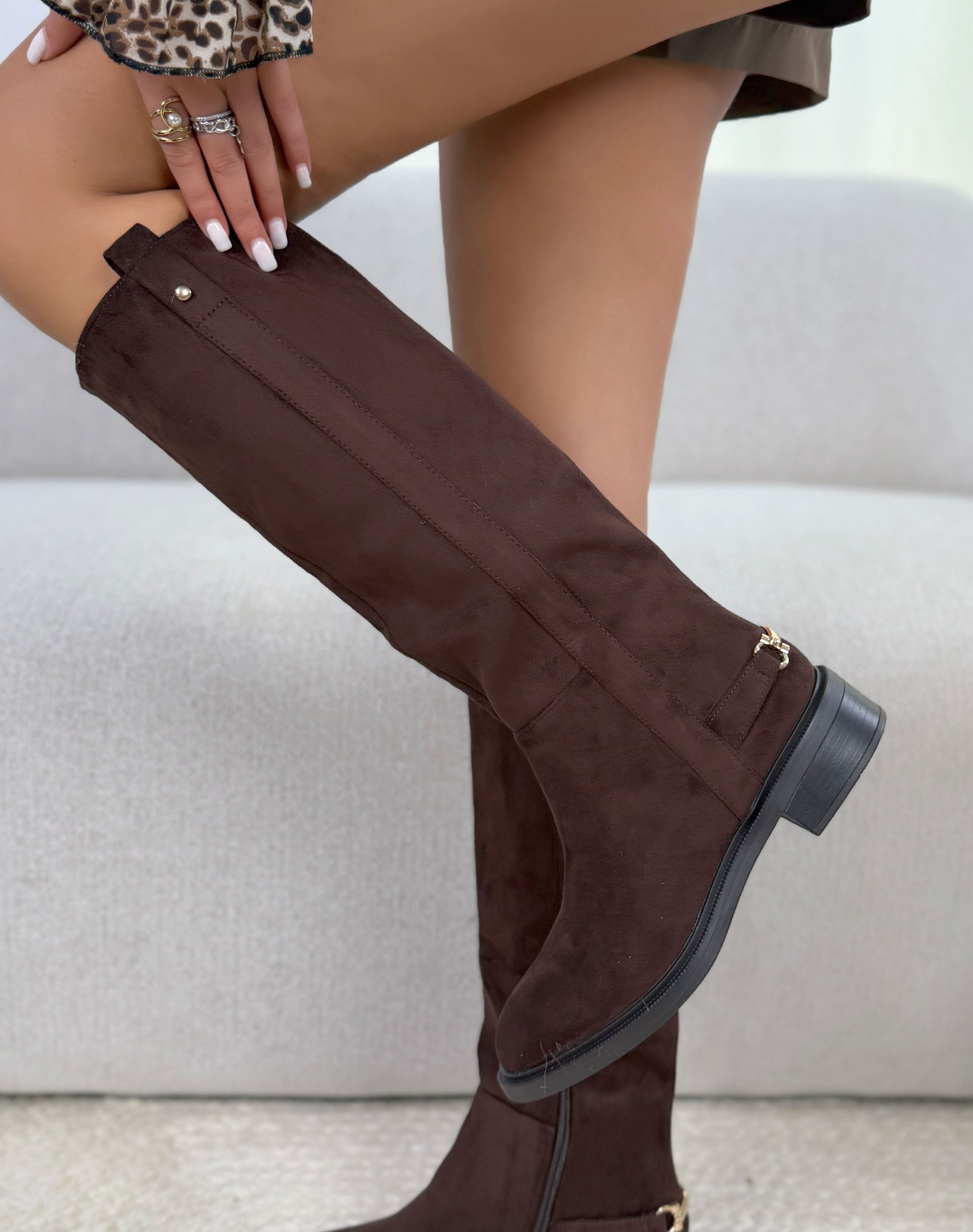 Bottes femme marron élégantes en suédine à petit talon et boucle dorée