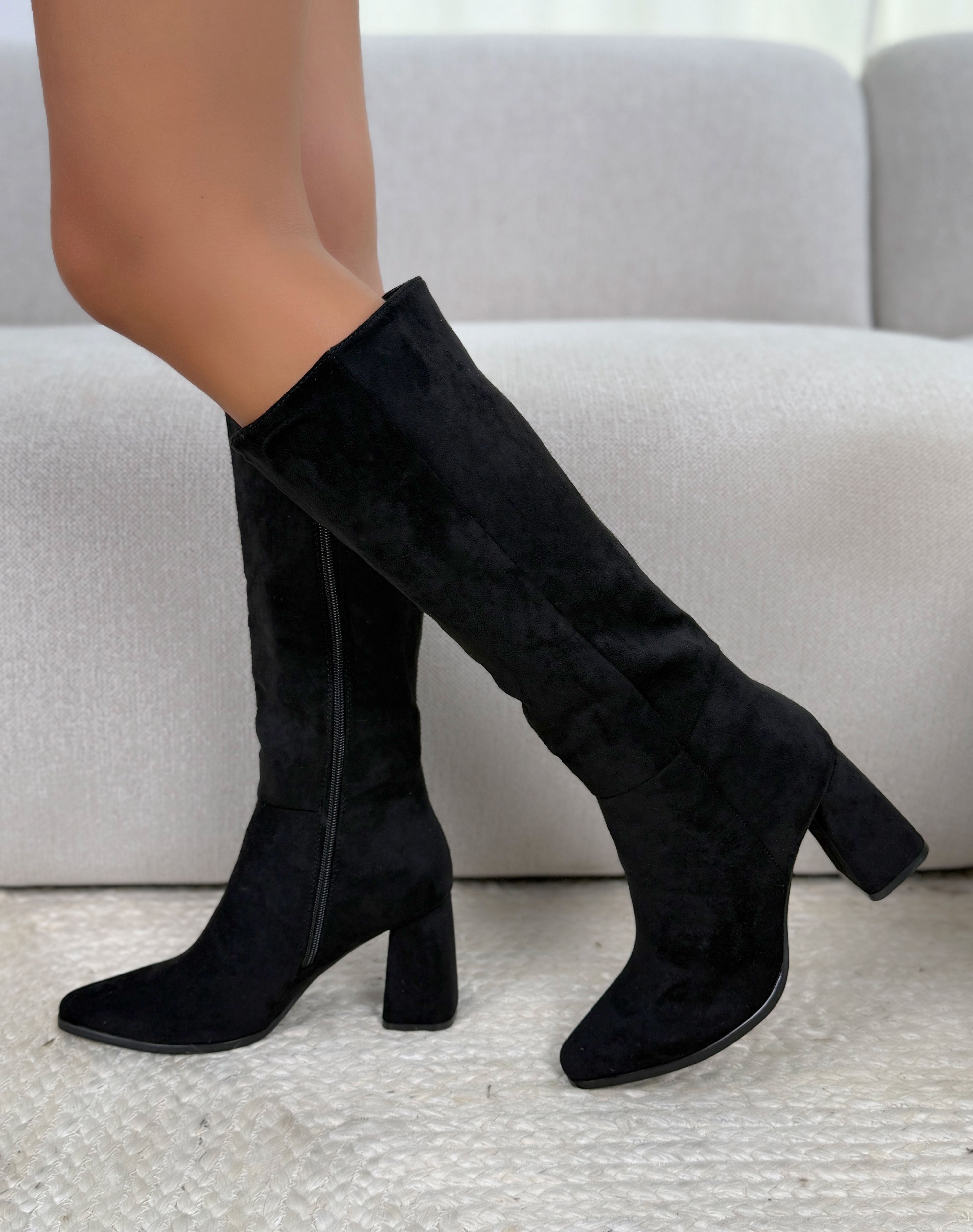 Bottes femme noires élégantes en suédine à bout pointu et talon épais carré