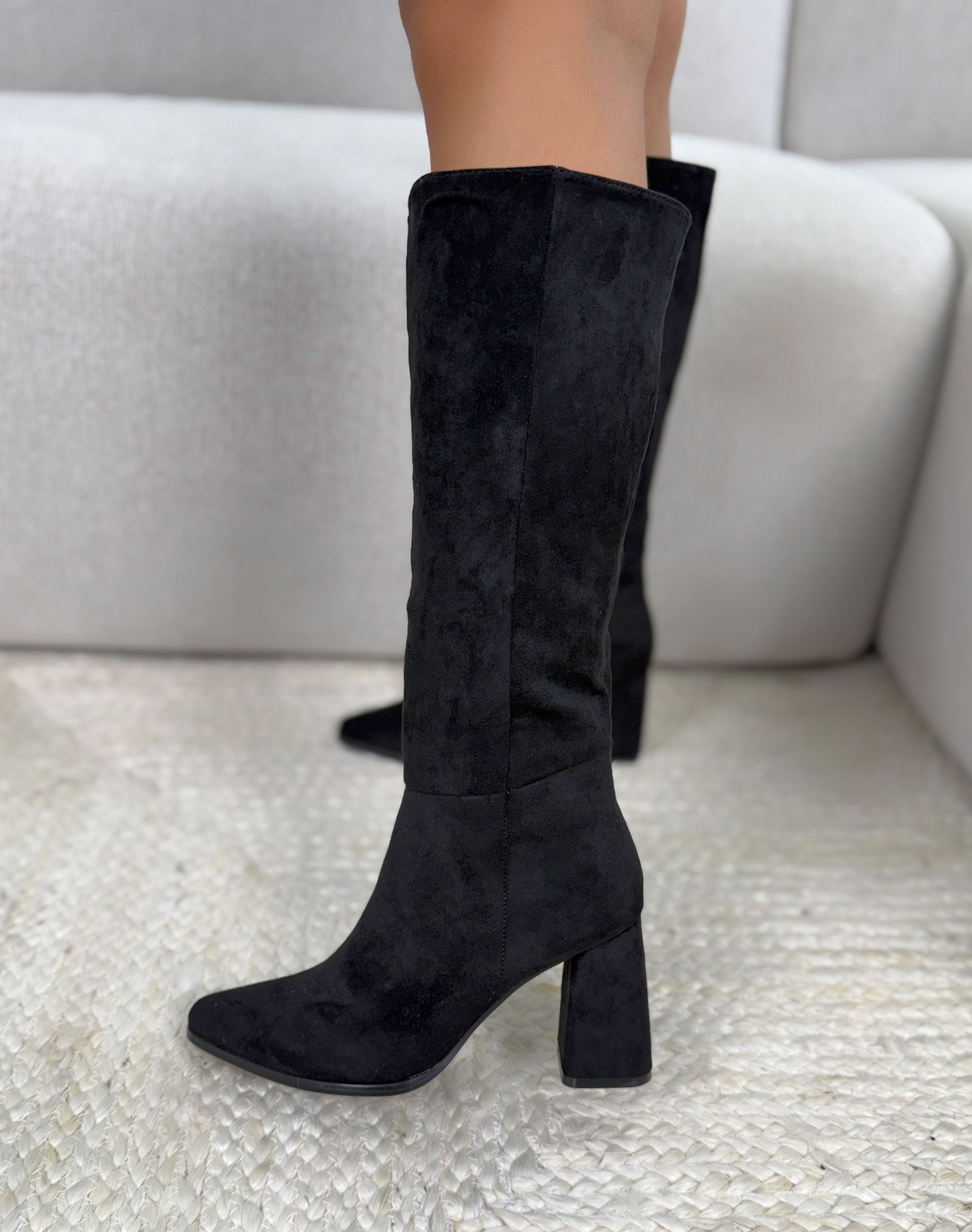 Bottes femme noires élégantes en suédine à bout pointu et talon épais carré