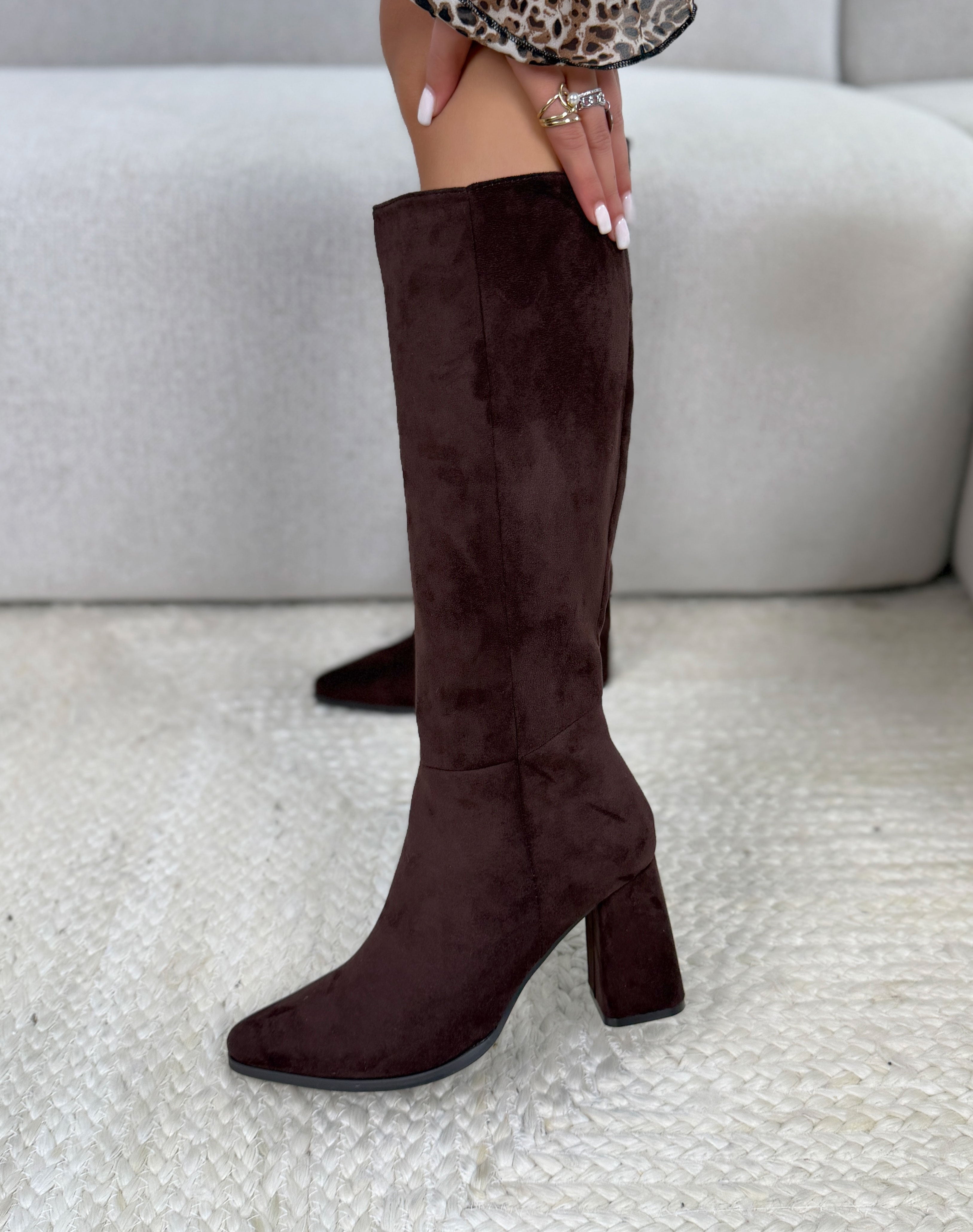 Bottes femme marron élégantes en suédine à bout pointu et talon épais carré