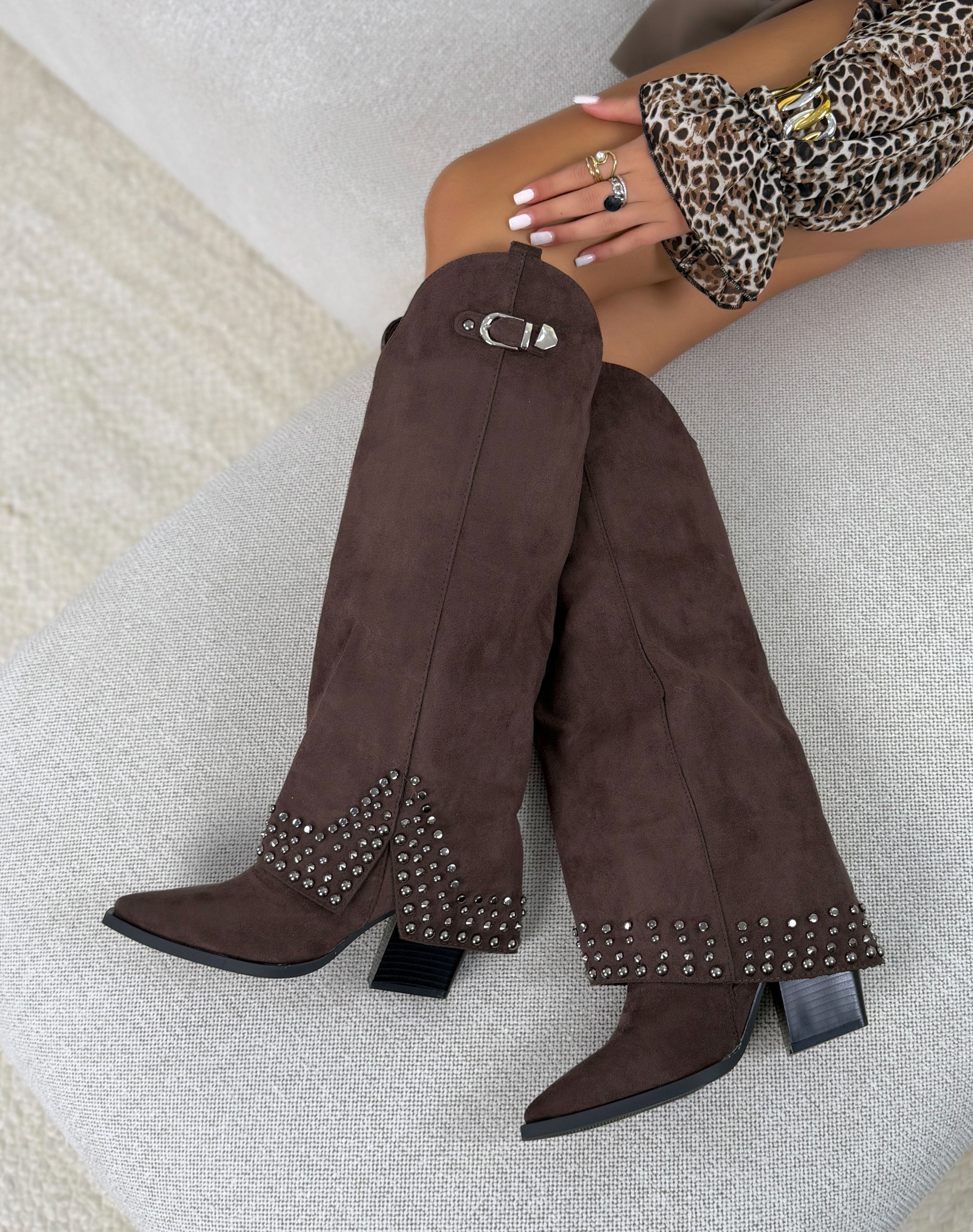 Bottes femme marron élégantes en suédine à revers avec clous et boucle argentée