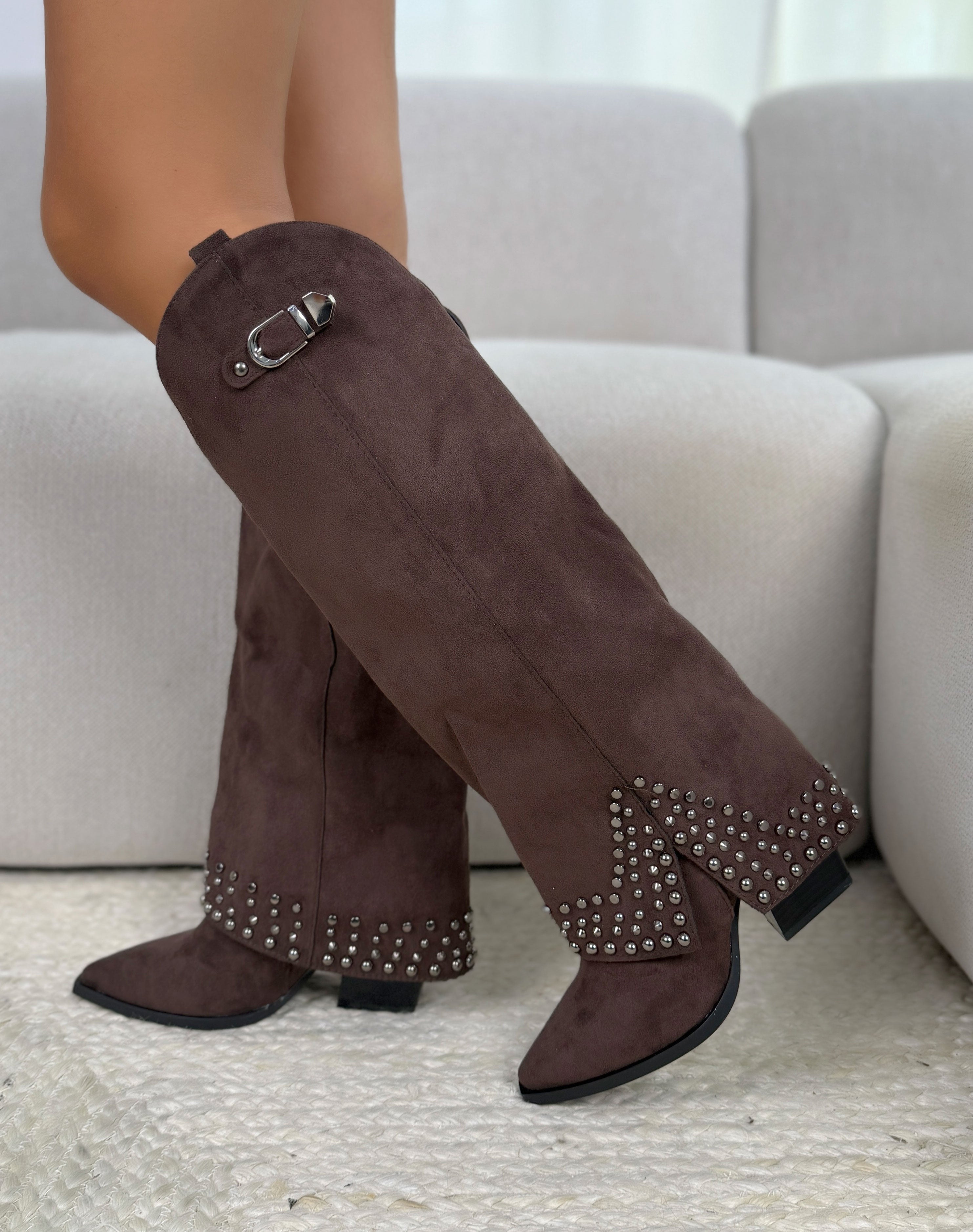 Bottes femme marron élégantes en suédine à revers avec clous et boucle argentée