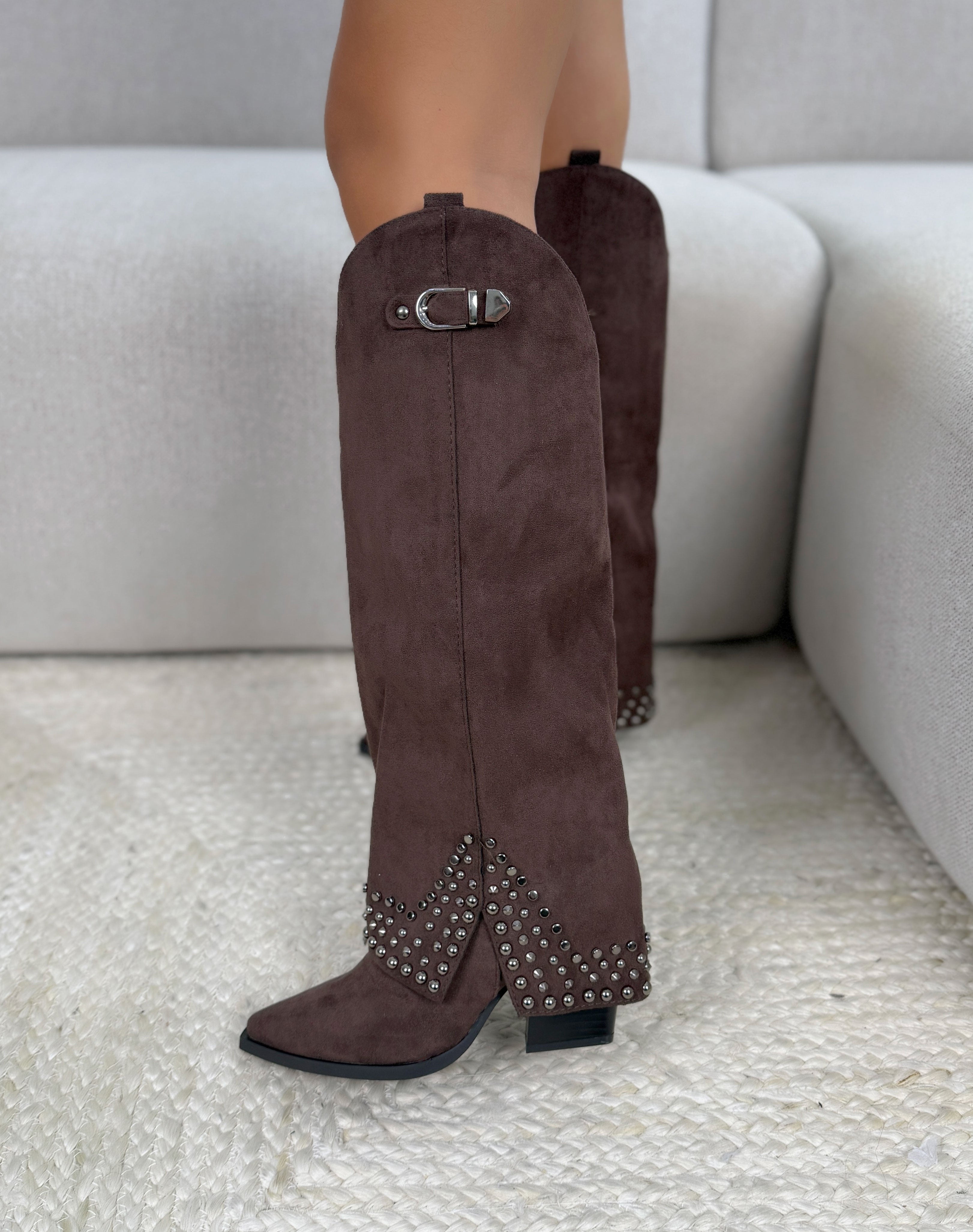 Bottes femme marron élégantes en suédine à revers avec clous et boucle argentée