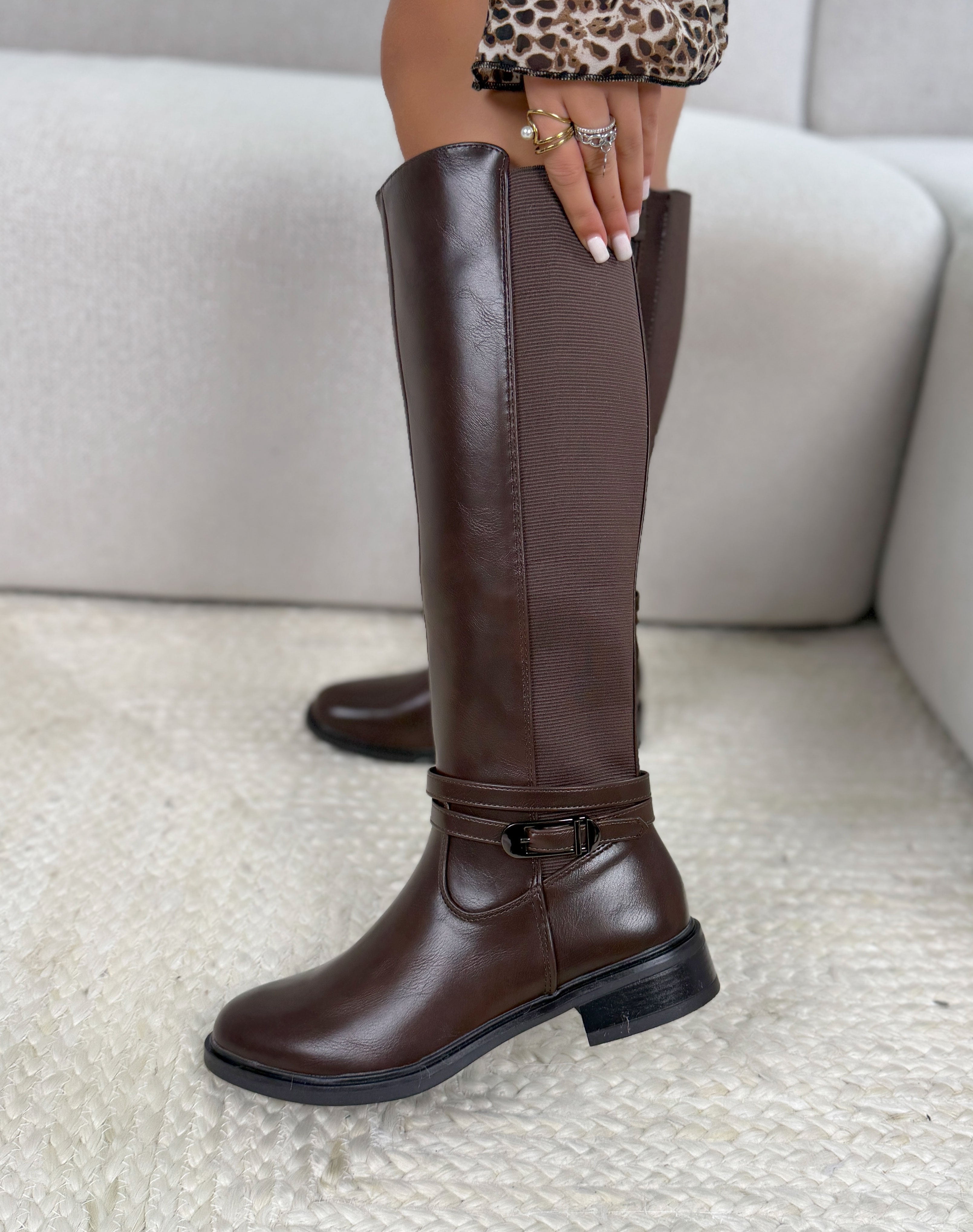 Bottes femme marron élégantes à tige élastique avec sangle décorative