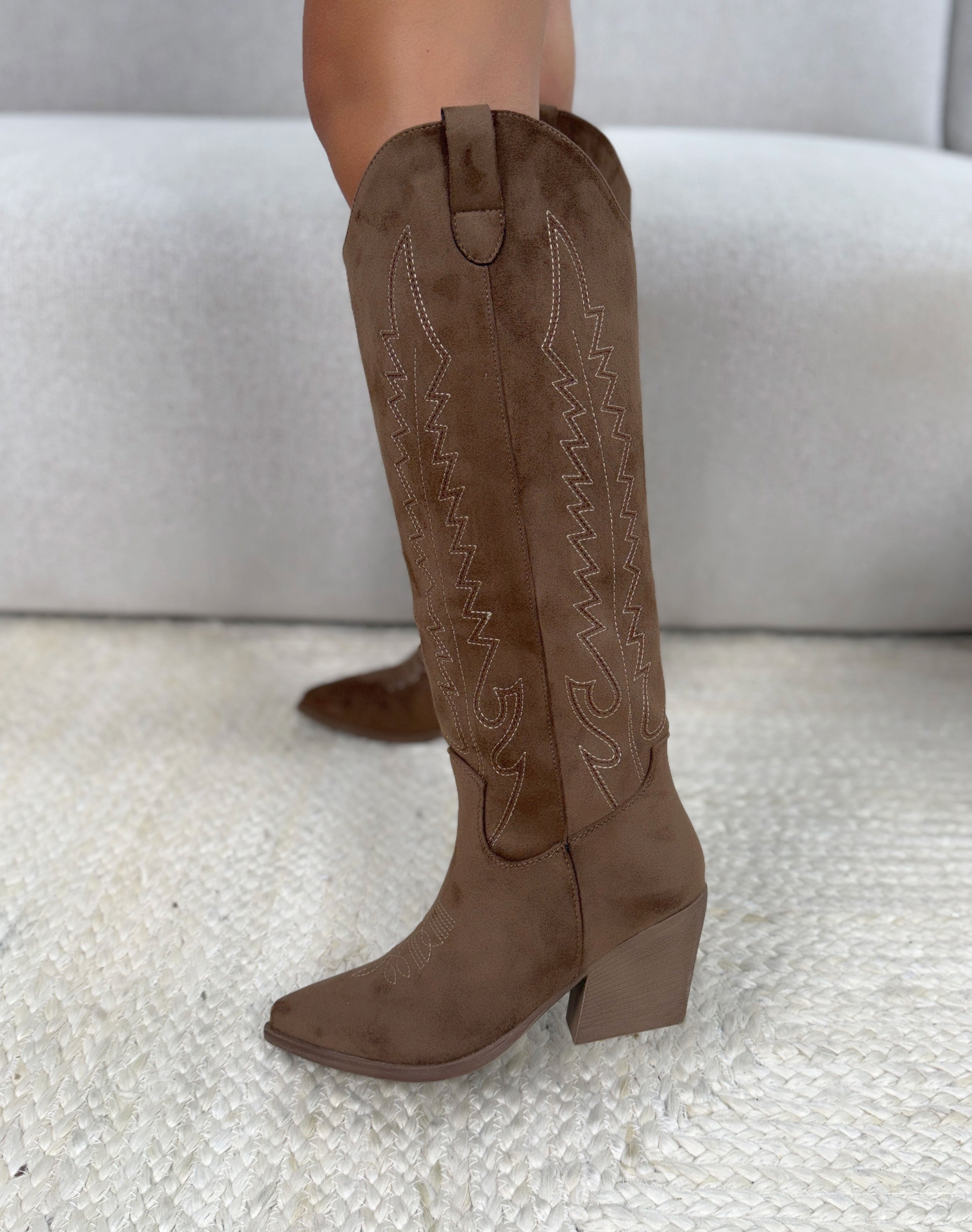 Bottes santiags femme marron clair tendance avec détails tissés beiges