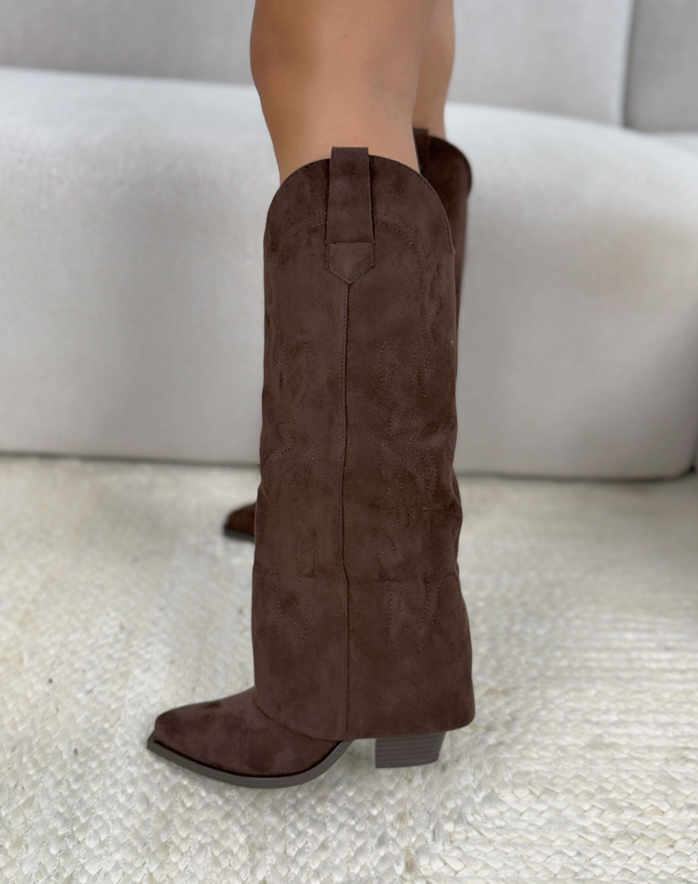 Bottes femme marron tendance à revers style western en suédine avec talon biseauté