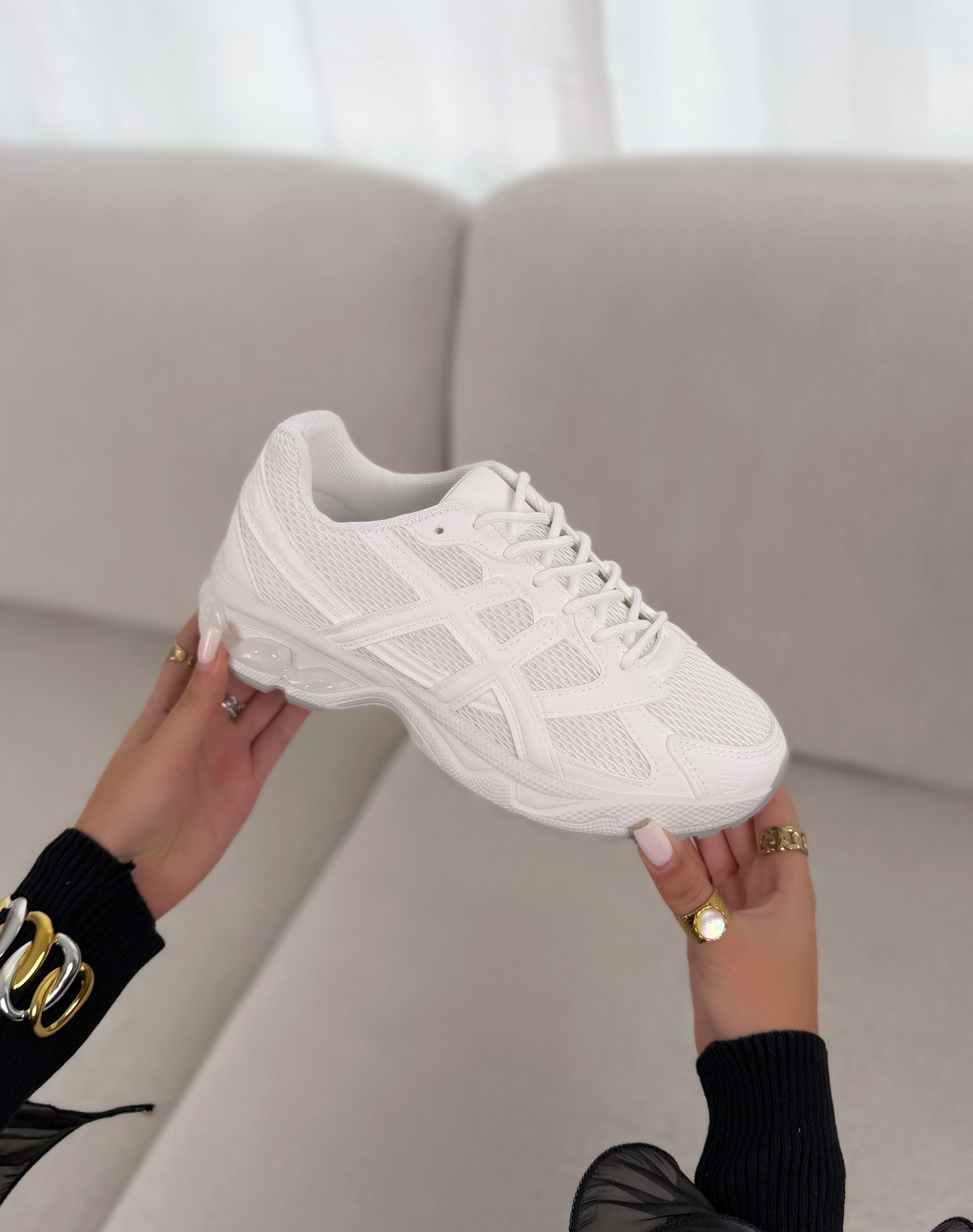 Basket femme blanche tendance à semelle épaisse et empiècements ton sur ton
