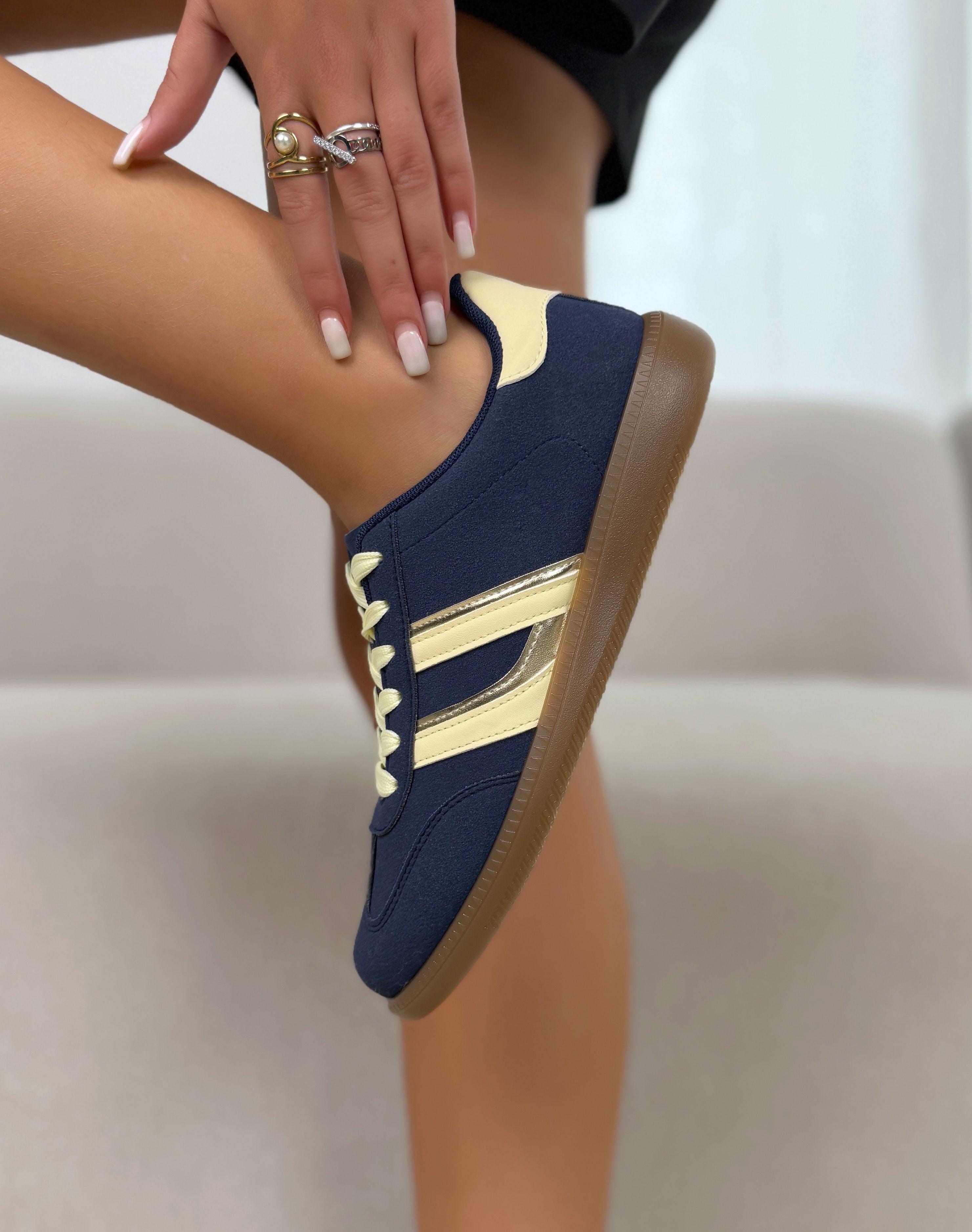 Basket femme bleu marine tendance en suédine à bandes dorées et jaune pâle avec semelle plate