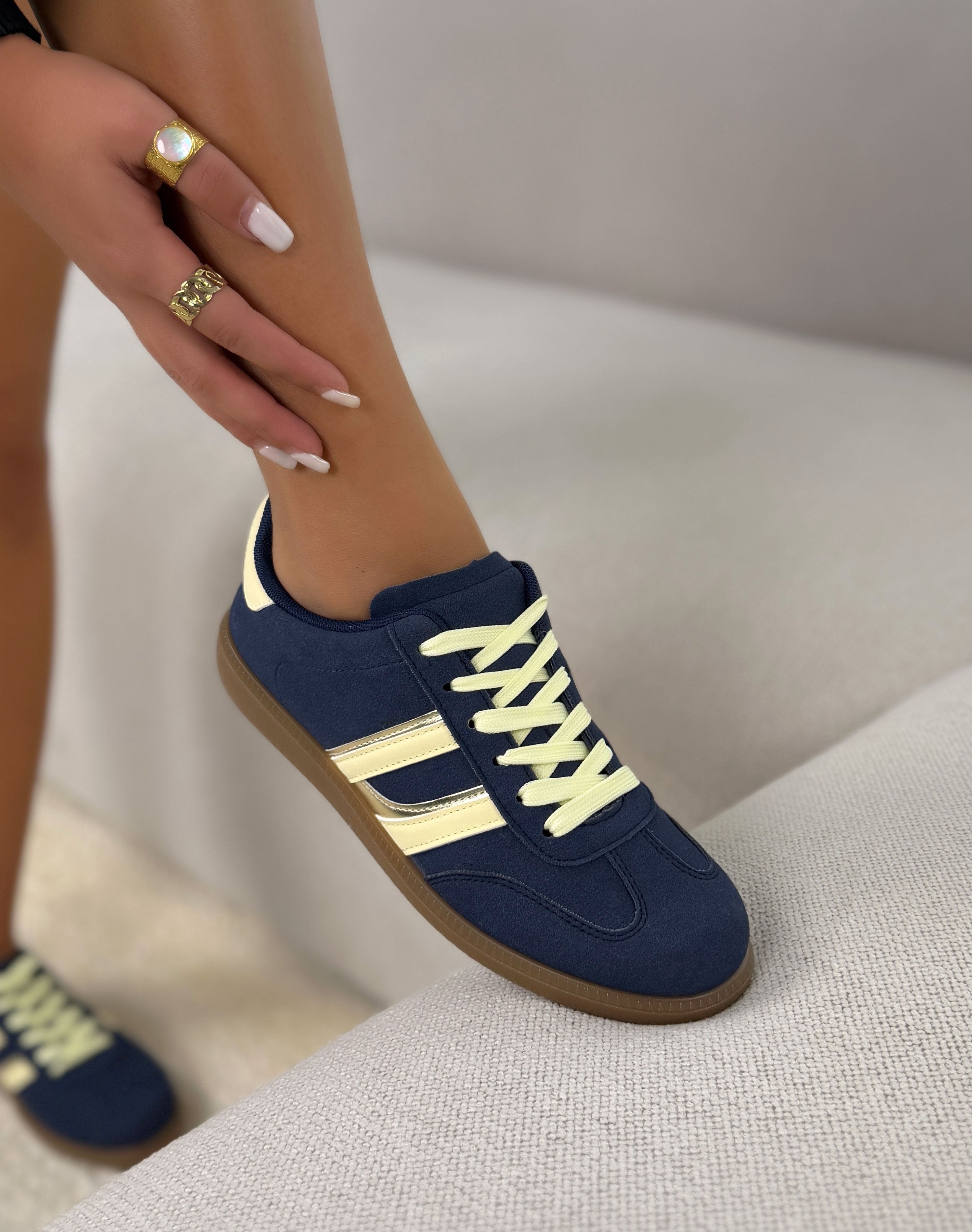 Basket femme bleu marine tendance en suédine à bandes dorées et jaune pâle avec semelle plate