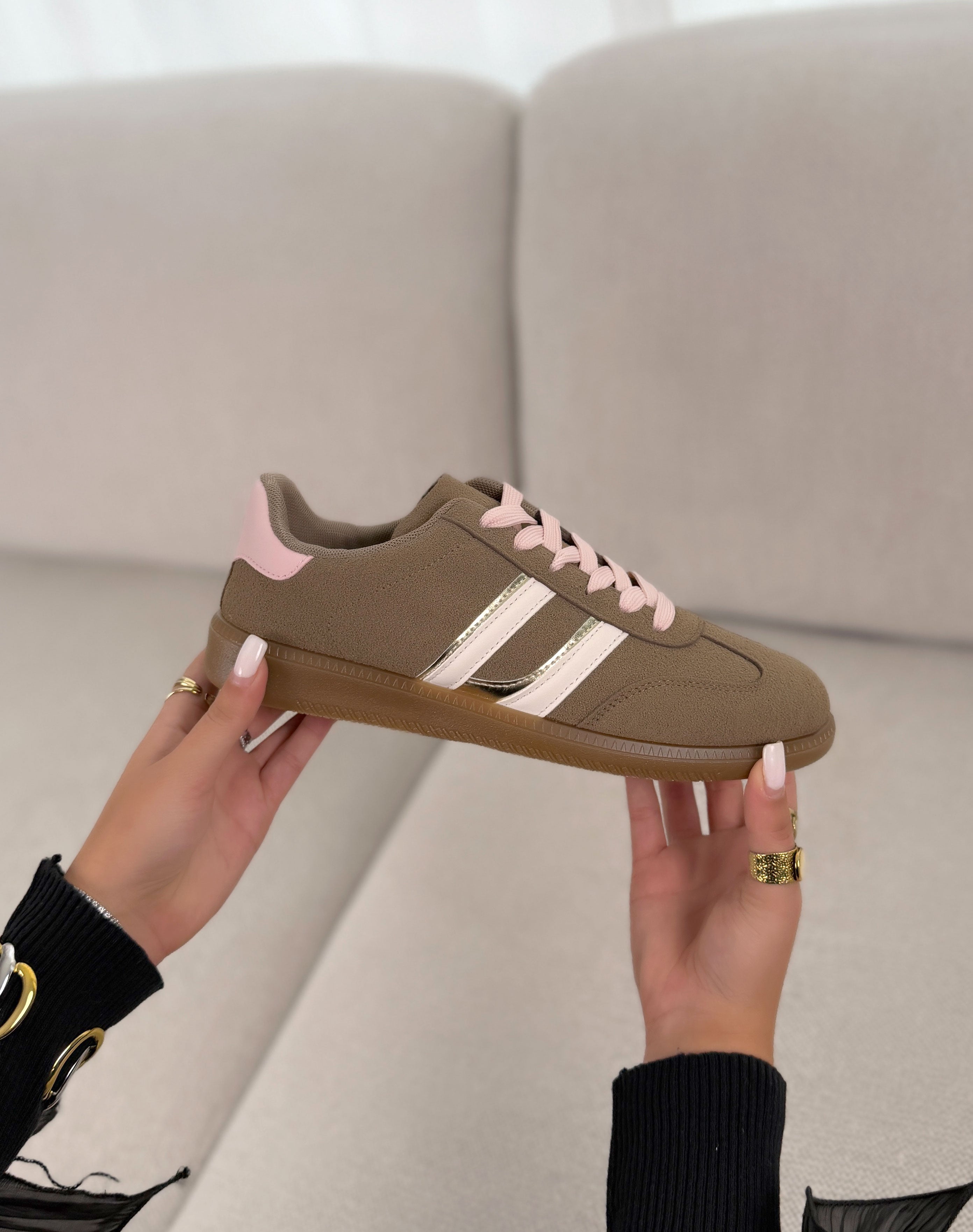 Basket femme taupe tendance en suédine à bandes dorées et blanches avec lacets roses