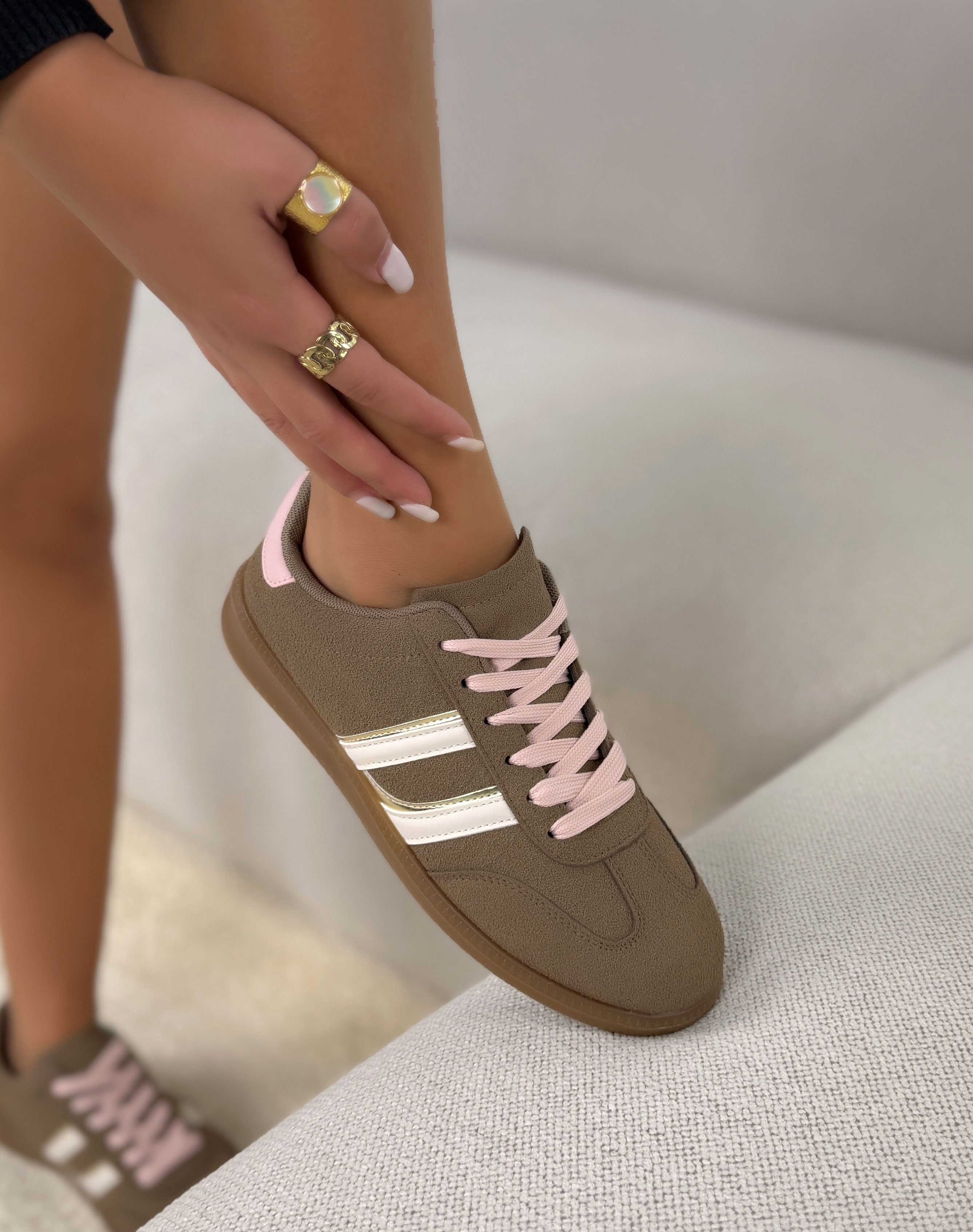 Basket femme taupe tendance en suédine à bandes dorées et blanches avec lacets roses