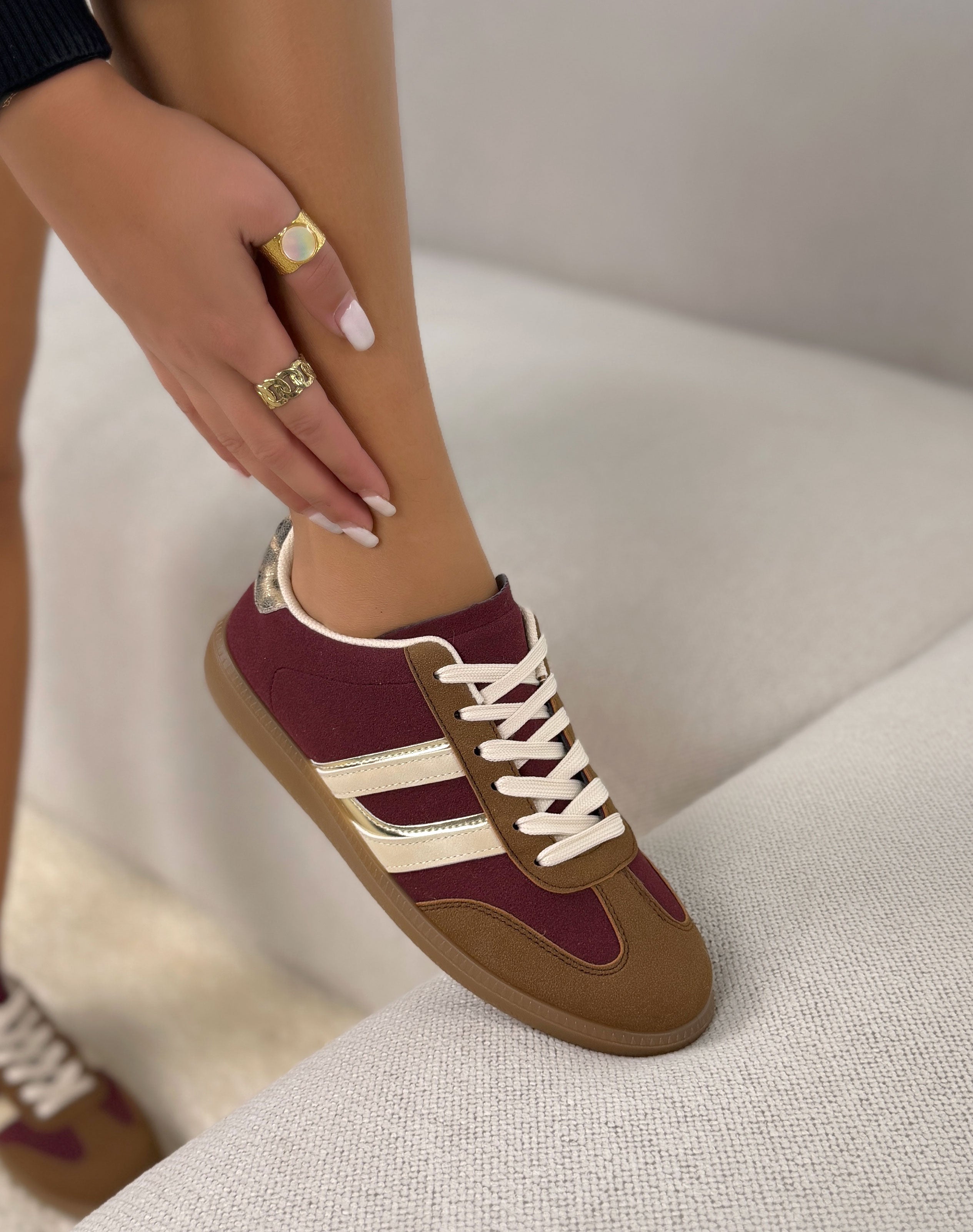 Basket femme bordeaux et camel tendance en suédine à bandes dorées et beiges avec empiècement léopard