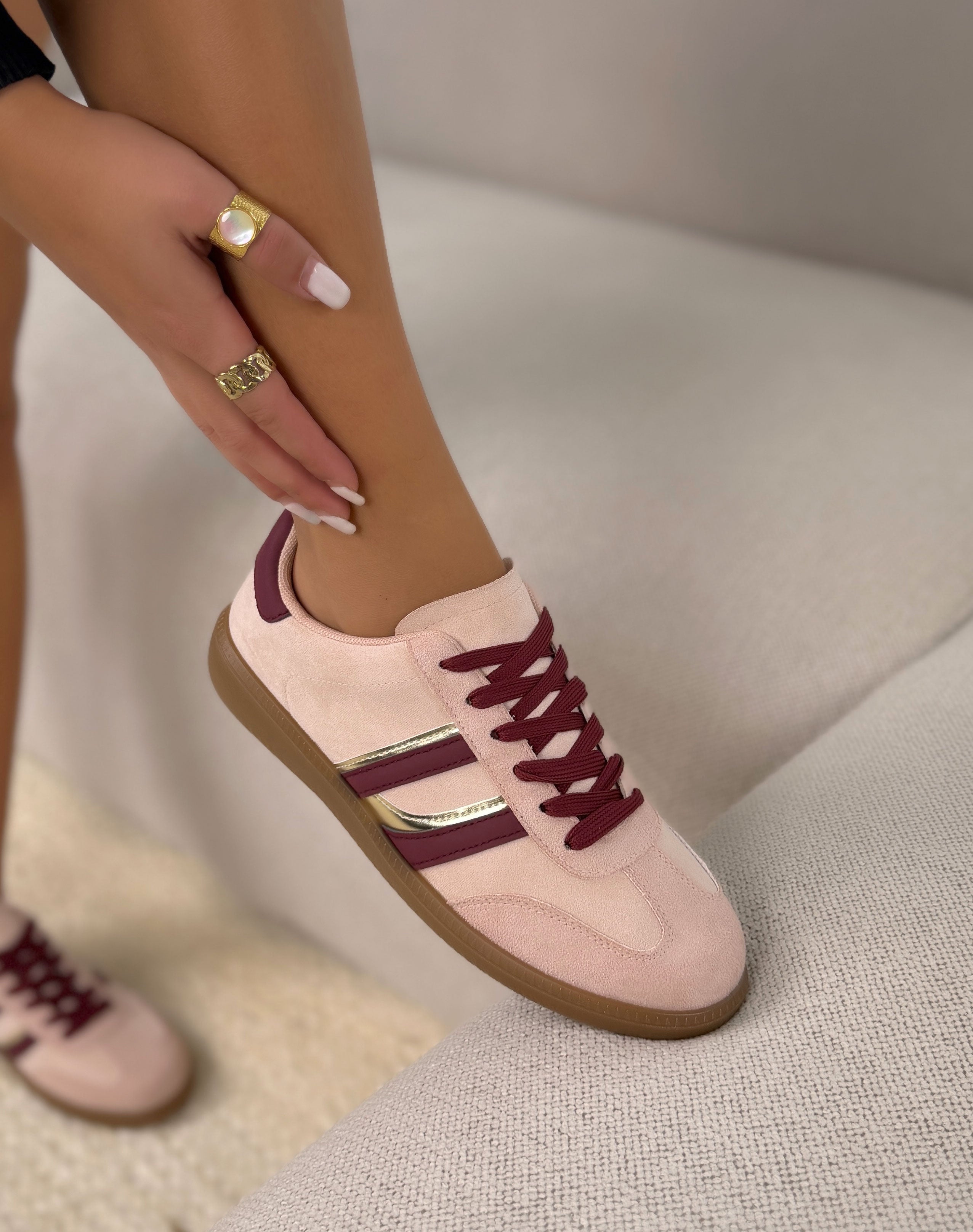 Basket femme rose pâle tendance en suédine à bandes bordeaux et dorées avec semelle plate
