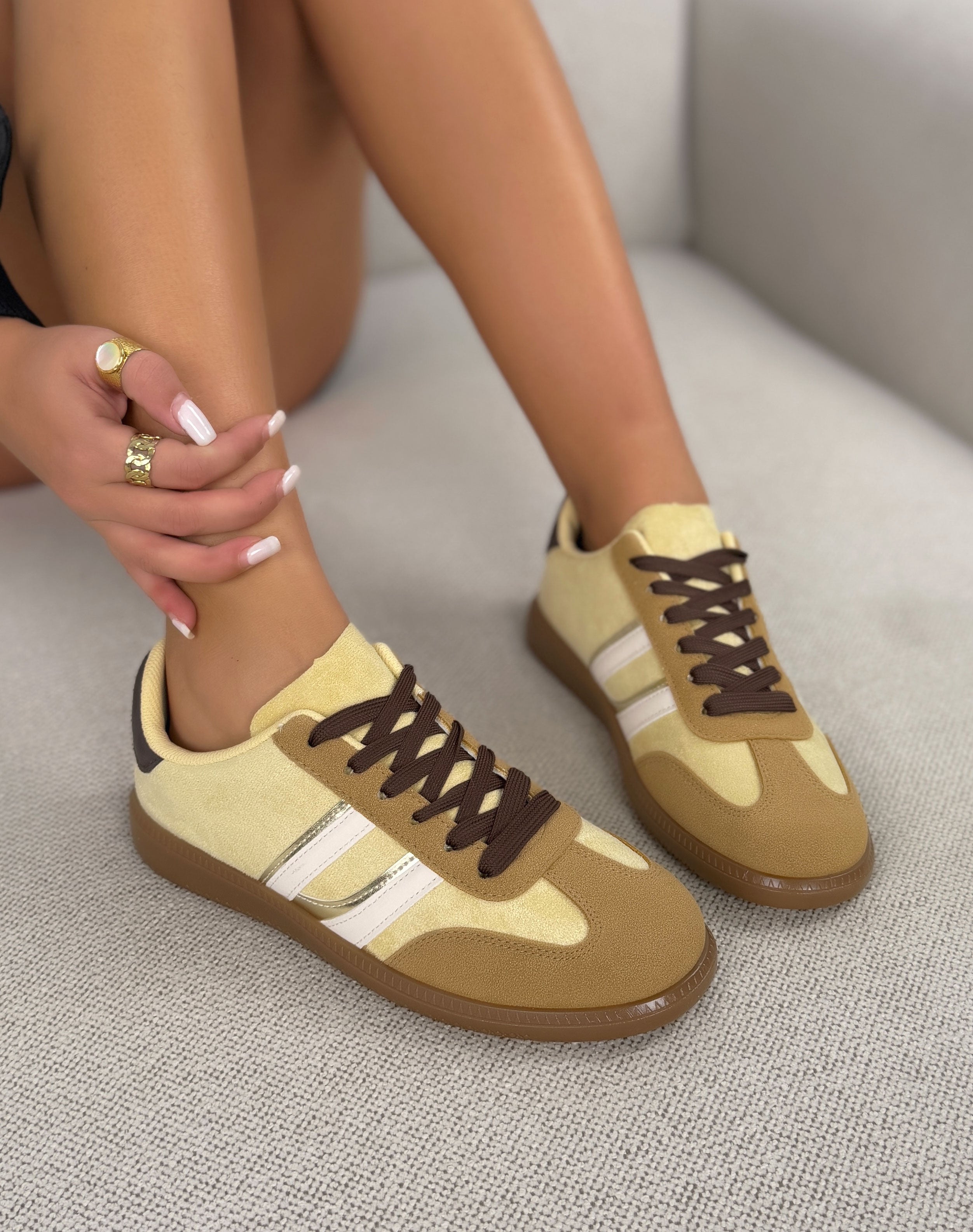 Basket femme jaune tendance en suédine à bandes dorées et blanches avec lacets marron
