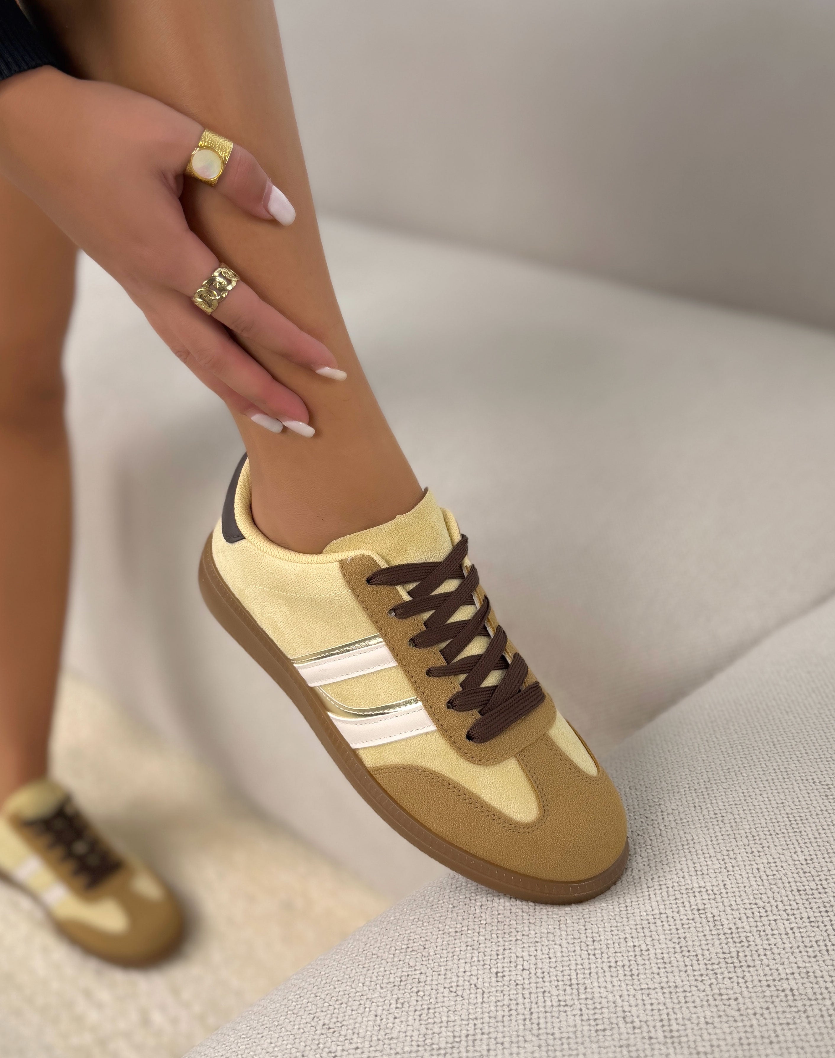 Basket femme jaune tendance en suédine à bandes dorées et blanches avec lacets marron