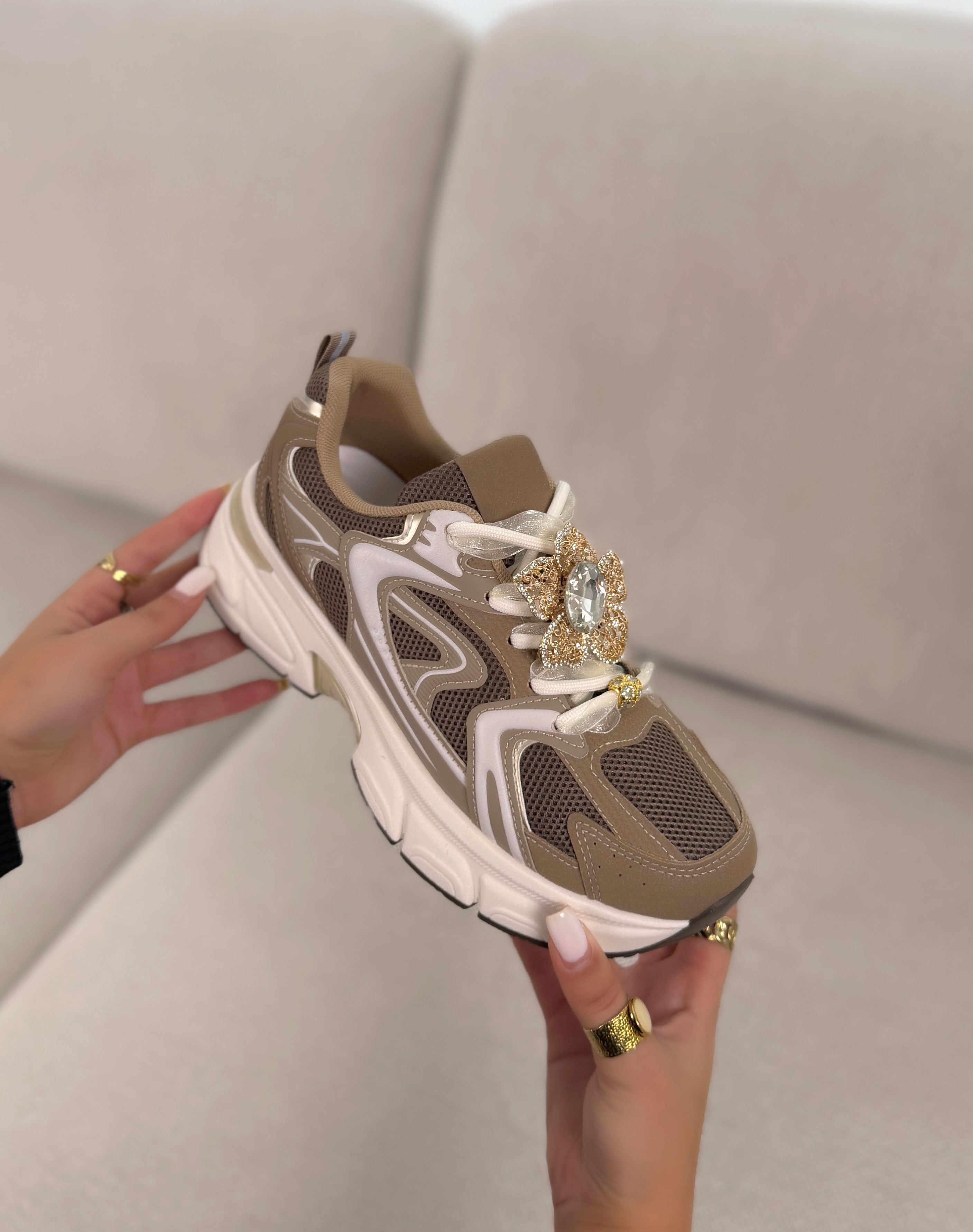Basket femme taupe tendance à semelle épaisse avec double lacets bijoux