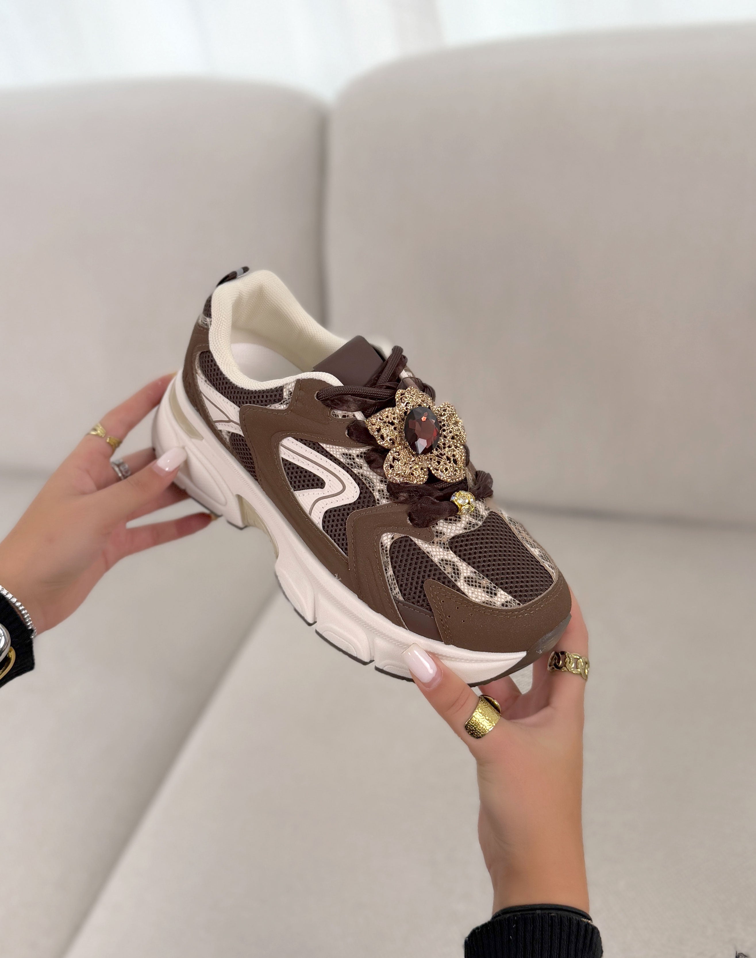Basket femme marron tendance à semelle épaisse avec empiècements léopard et bijoux dorés