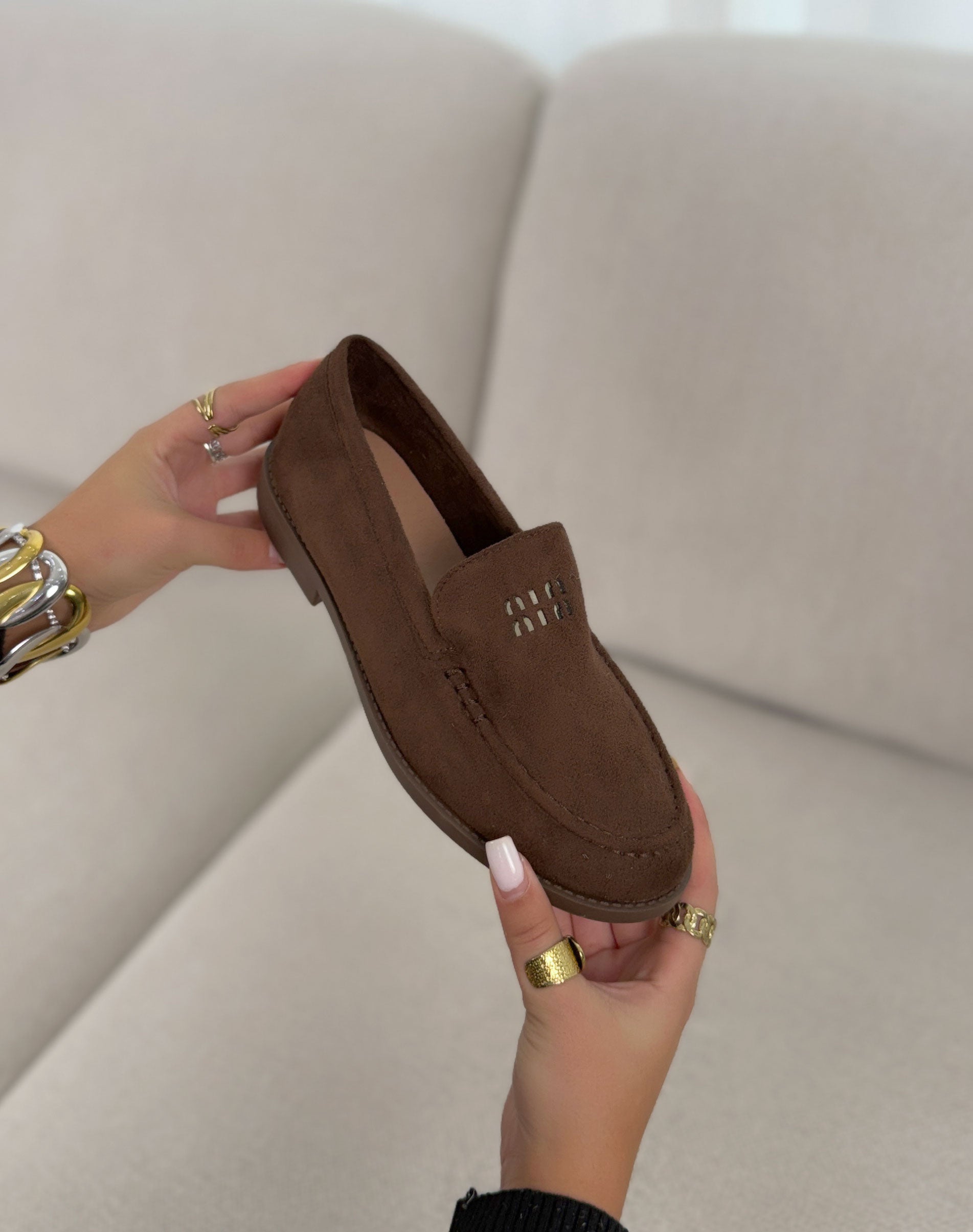 Mocassin femme marron élégant en suédine avec détails dorés