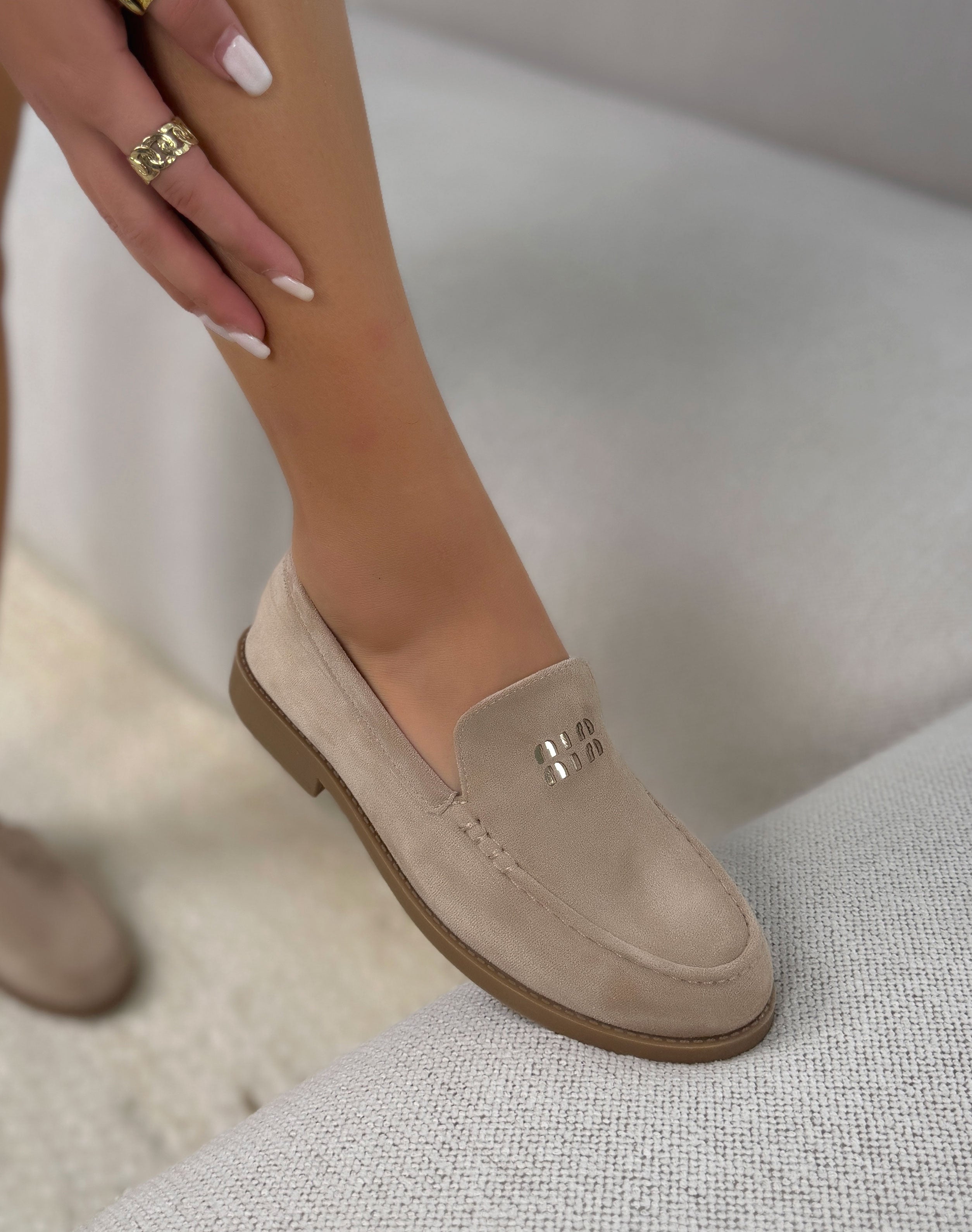 Mocassin femme beige élégant en suédine avec détails dorés
