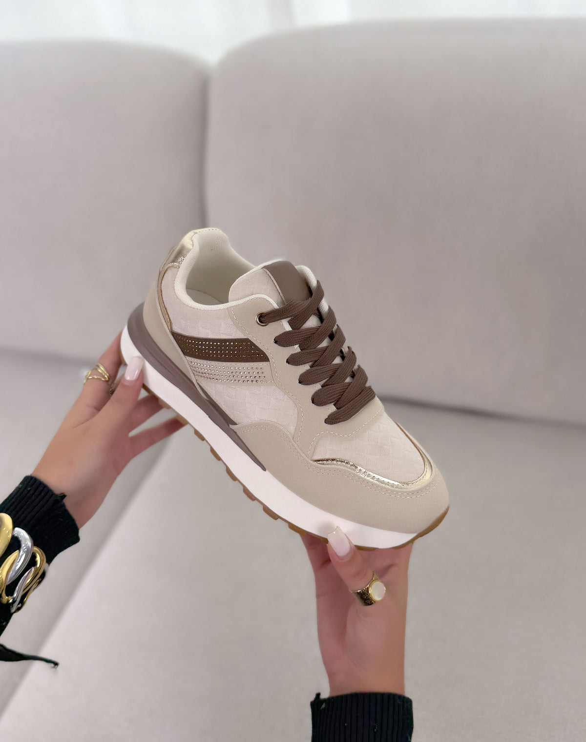 Basket femme beige tendance en suédine à semelle épaisse et bandes strass