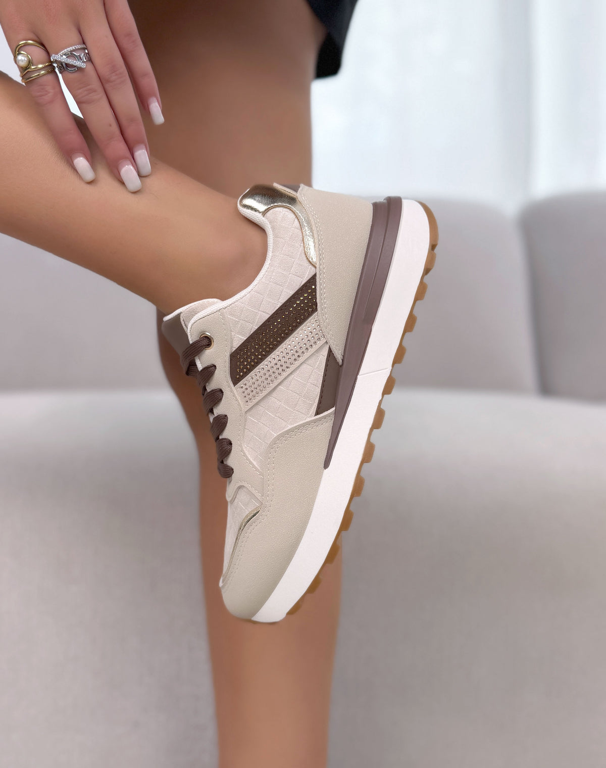Basket femme beige tendance en suédine à semelle épaisse et bandes strass