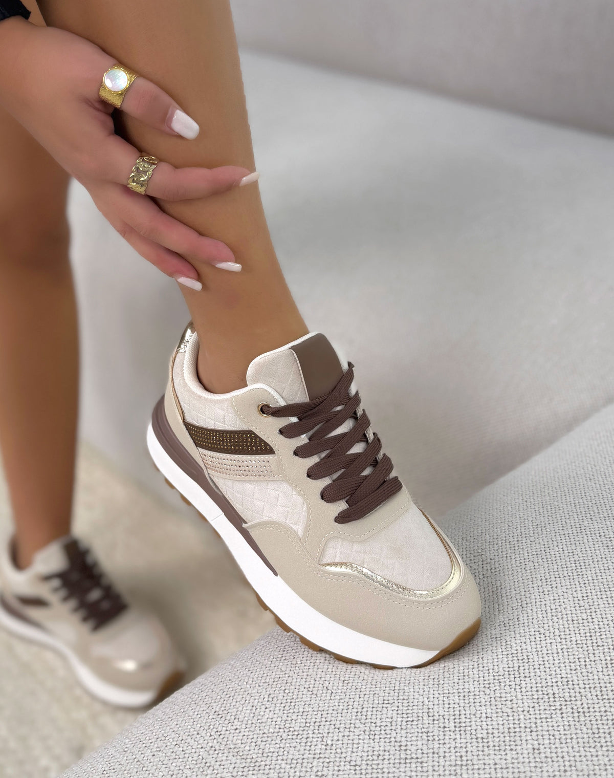 Basket femme beige tendance en suédine à semelle épaisse et bandes strass