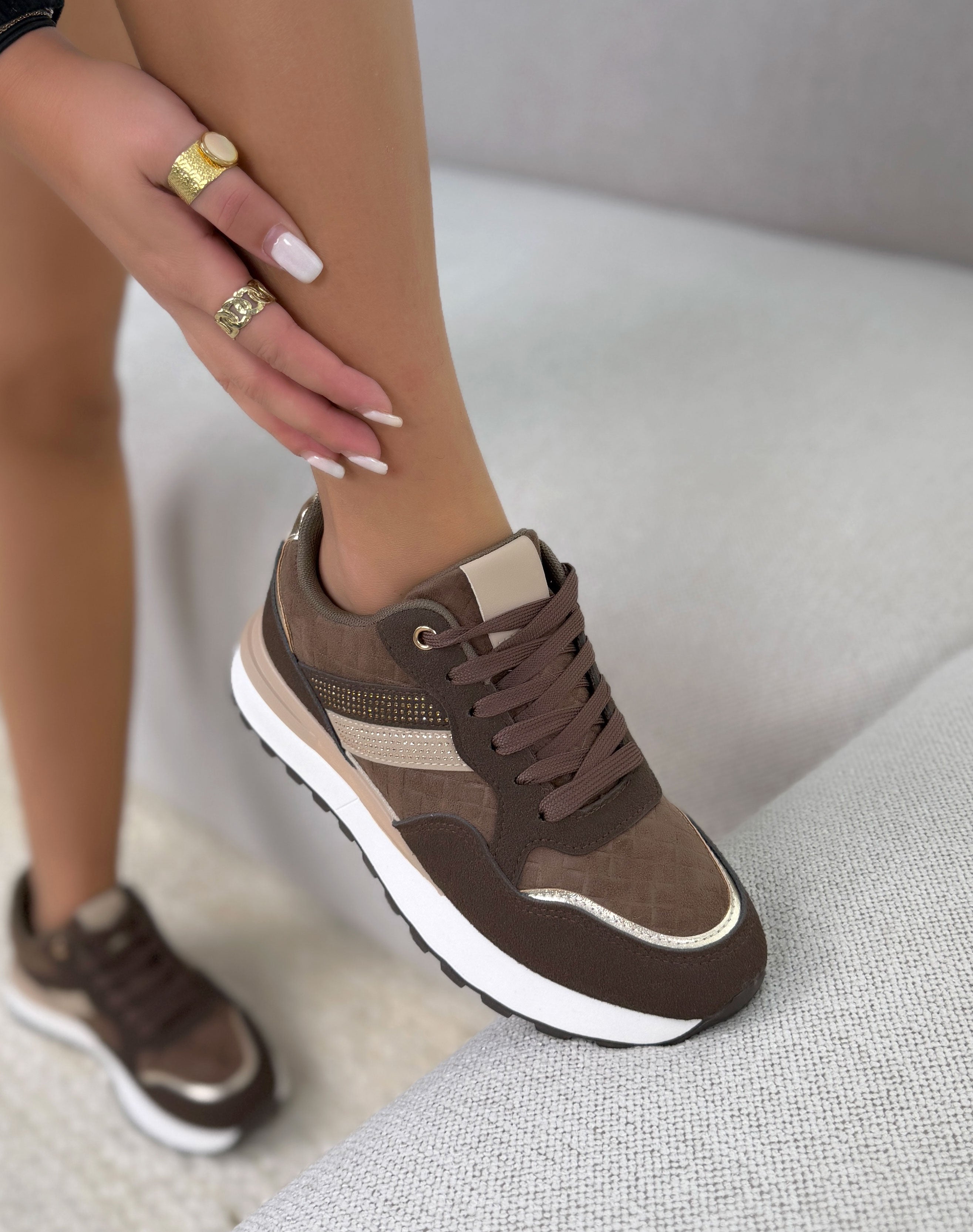 Basket femme marron tendance en suédine à semelle épaisse et bandes strass