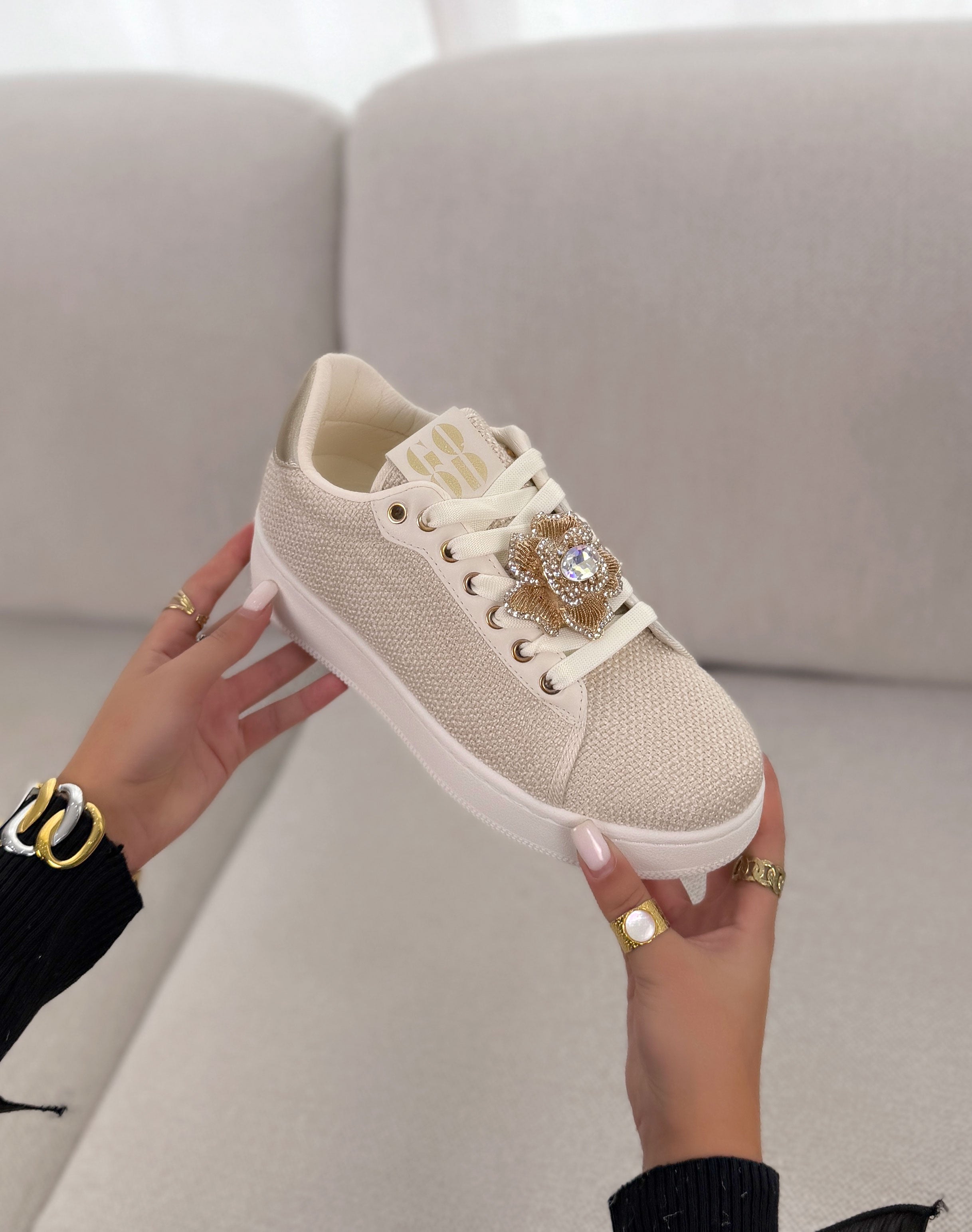 Basket femme beige tendance tissée à plateforme avec bijou doré