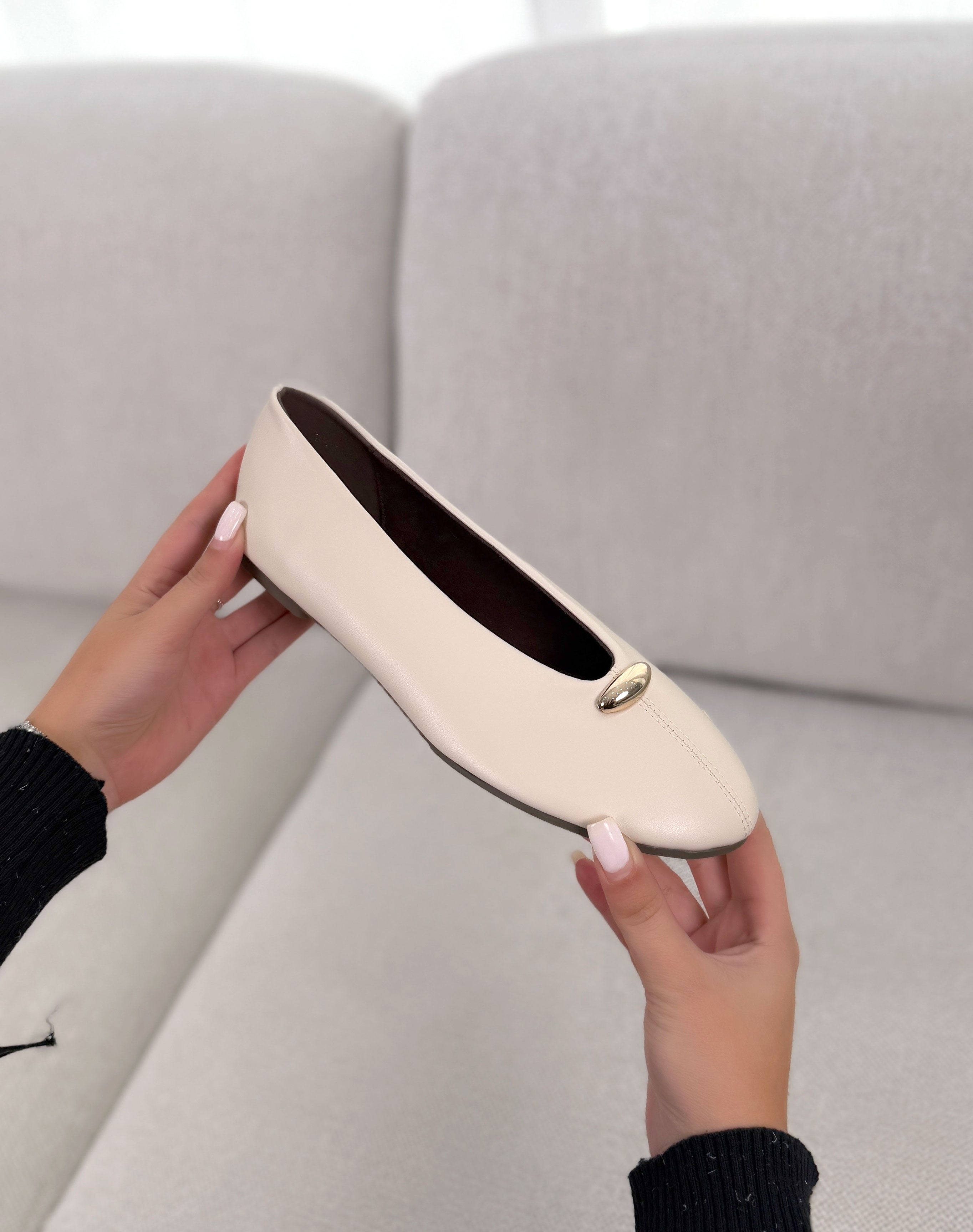 Ballerine femme beige élégante en similicuir avec bijou doré ovale