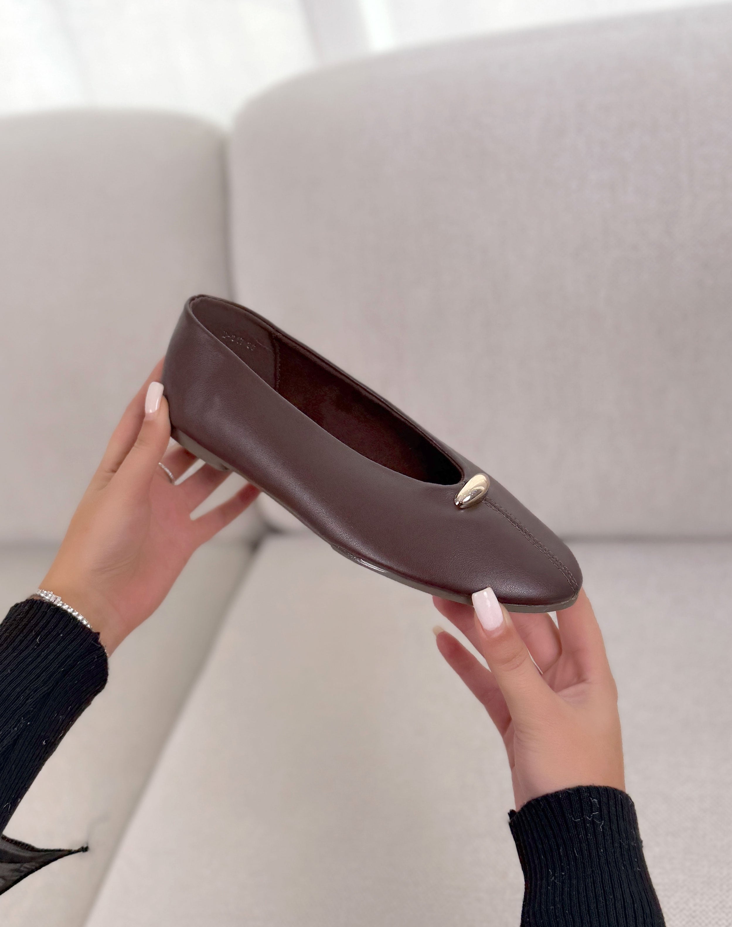 Ballerine femme marron élégante en similicuir avec bijou doré ovale