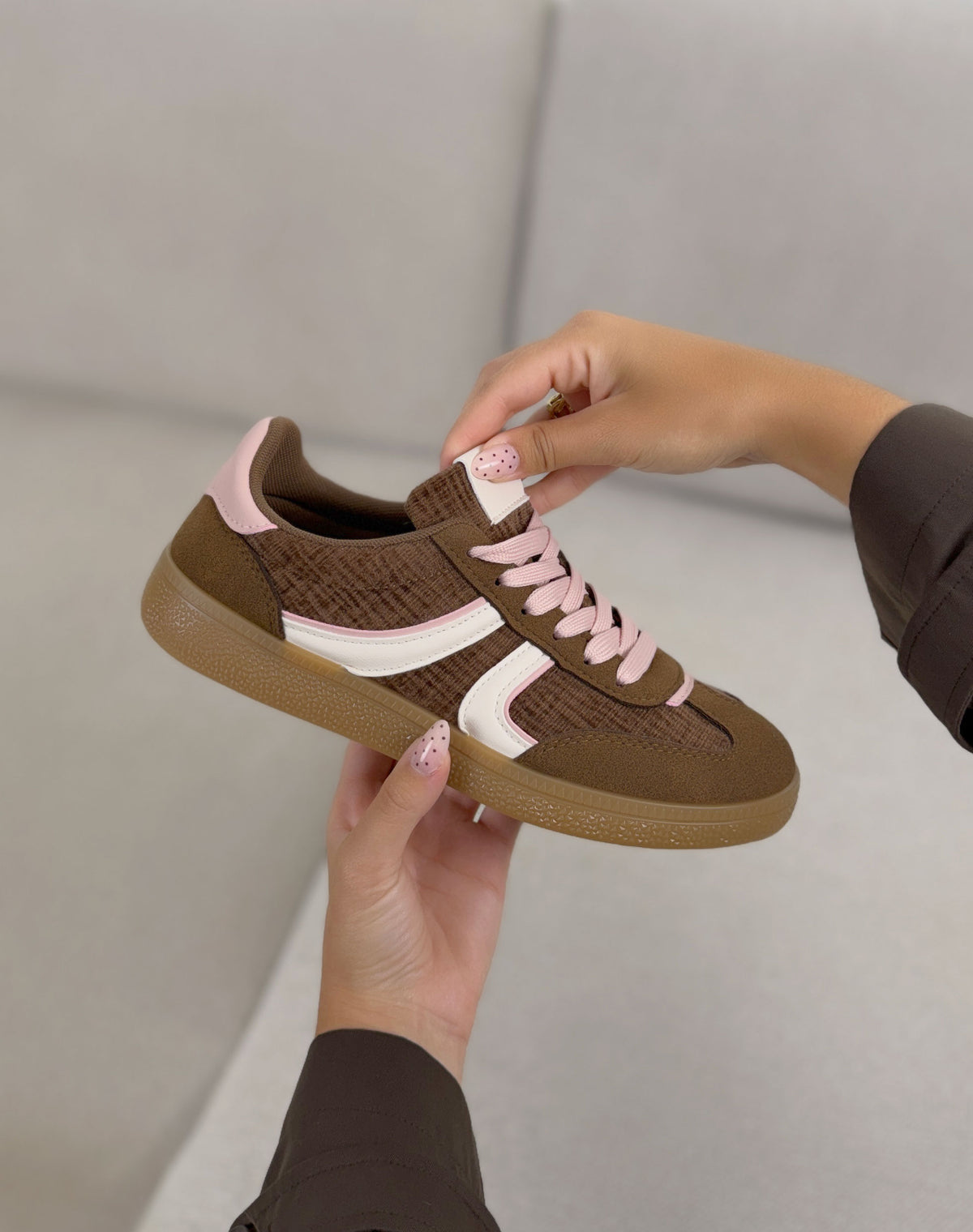 Basket femme marron tendance effet tweed avec détails roses et blancs