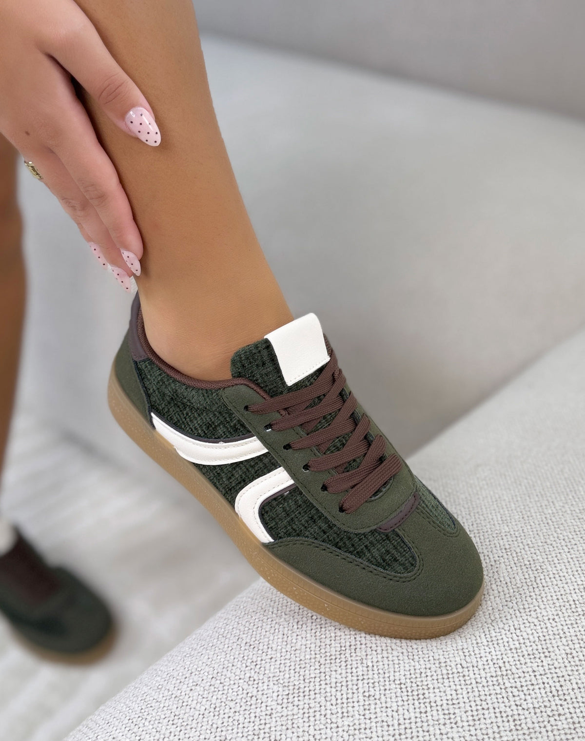 Basket femme verte tendance effet tweed avec bandes blanches et détails marron