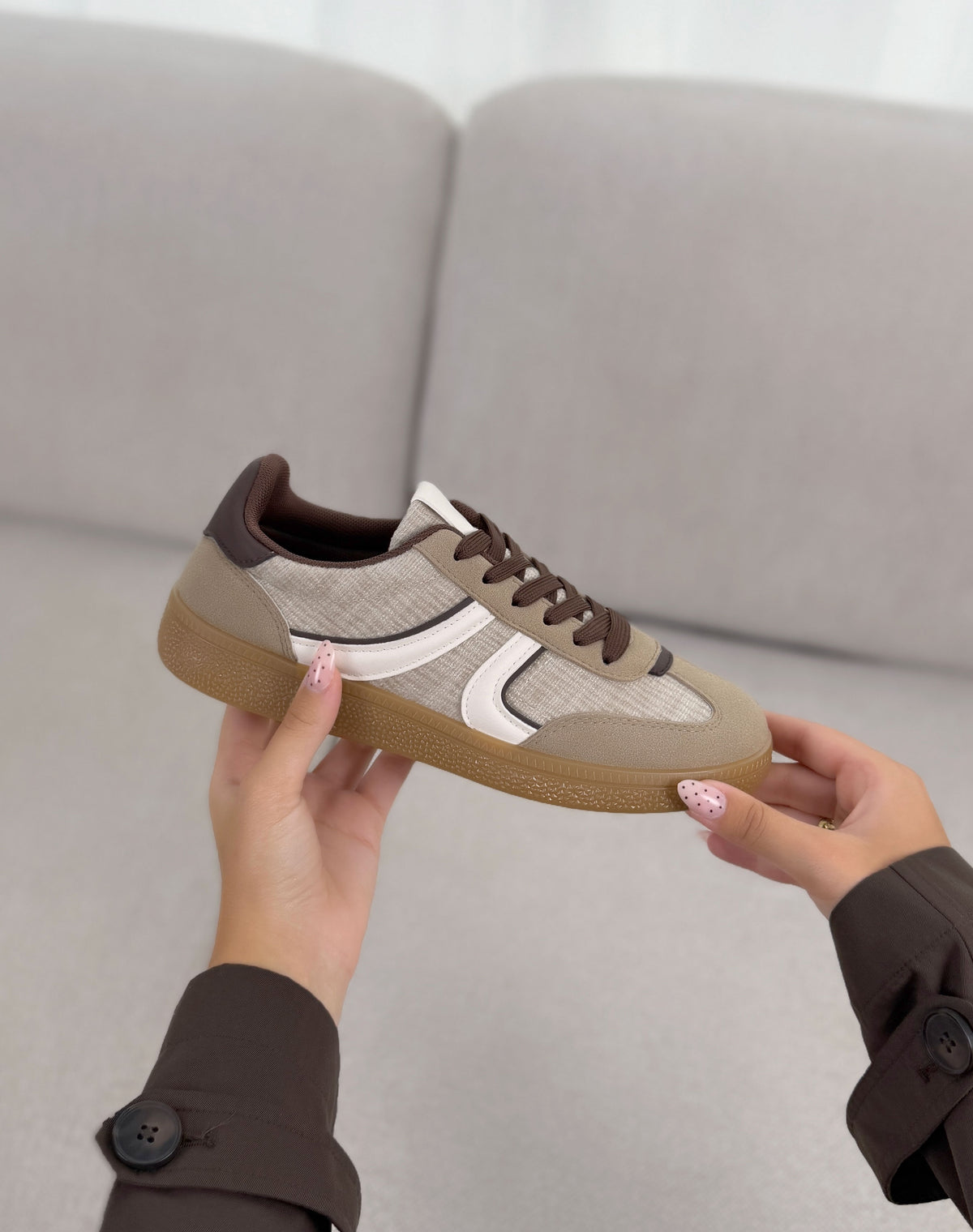 Basket femme taupe tendance effet tweed avec bandes blanches et lacets marron