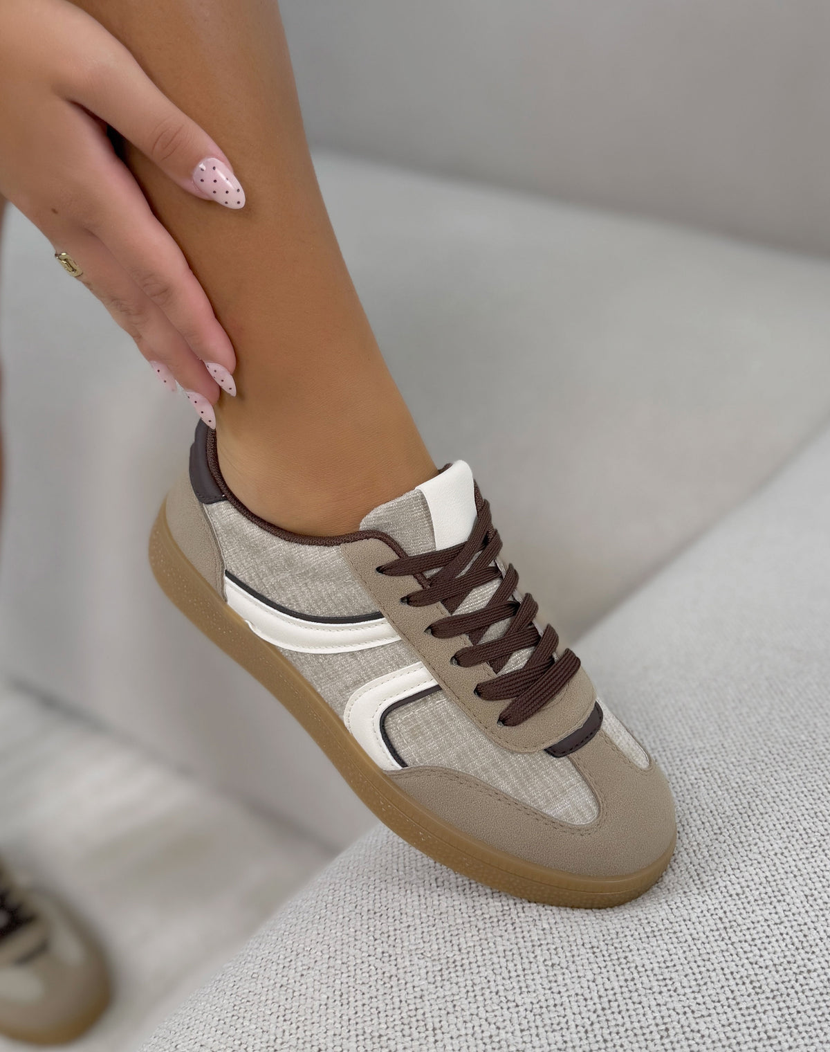 Basket femme taupe tendance effet tweed avec bandes blanches et lacets marron
